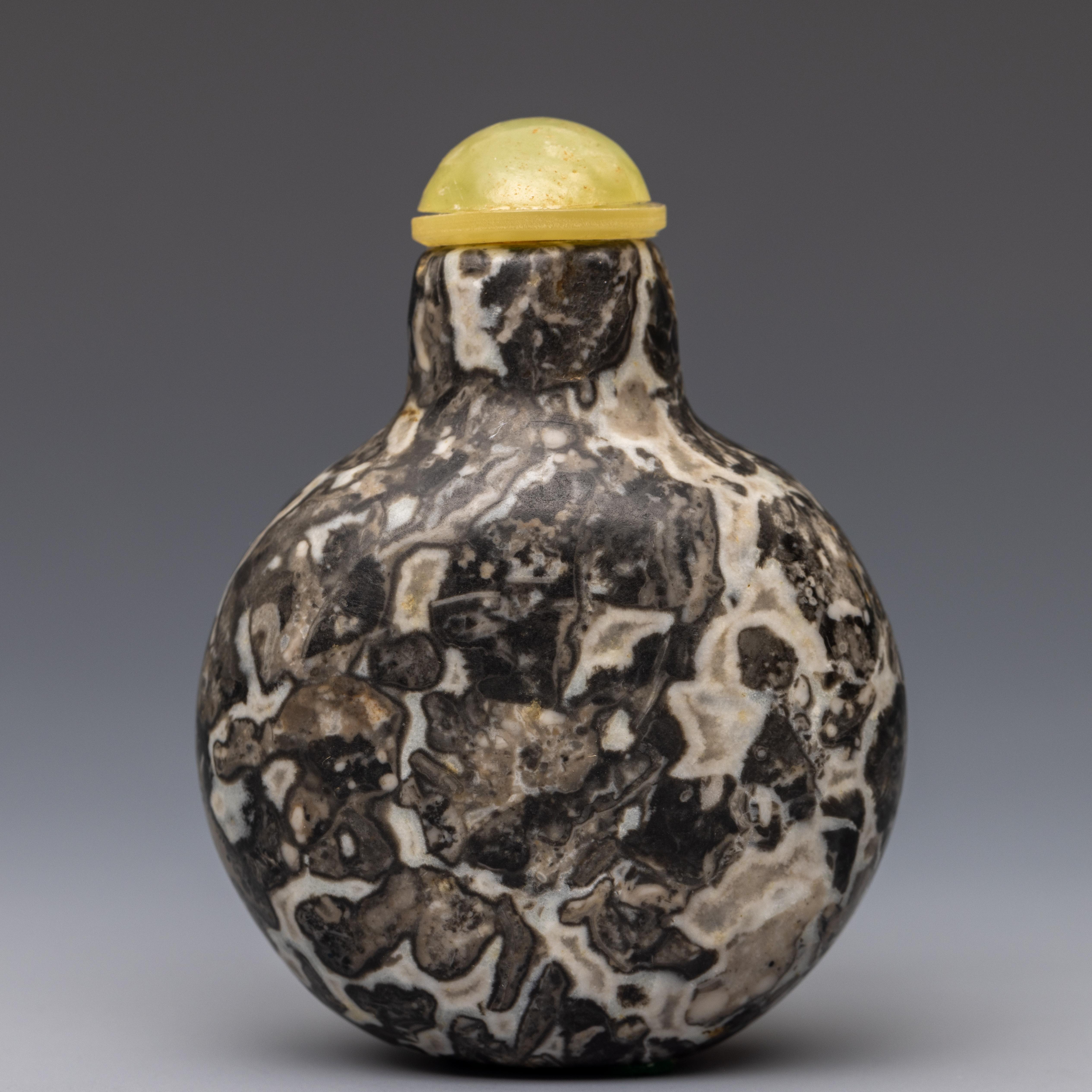 China, a mottled agate snuff bottle and stopper, - Image 2 of 2