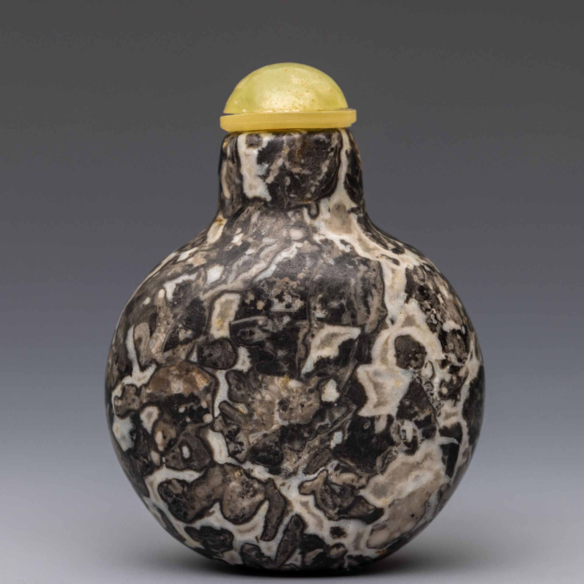 China, a mottled agate snuff bottle and stopper, - Bild 2 aus 2