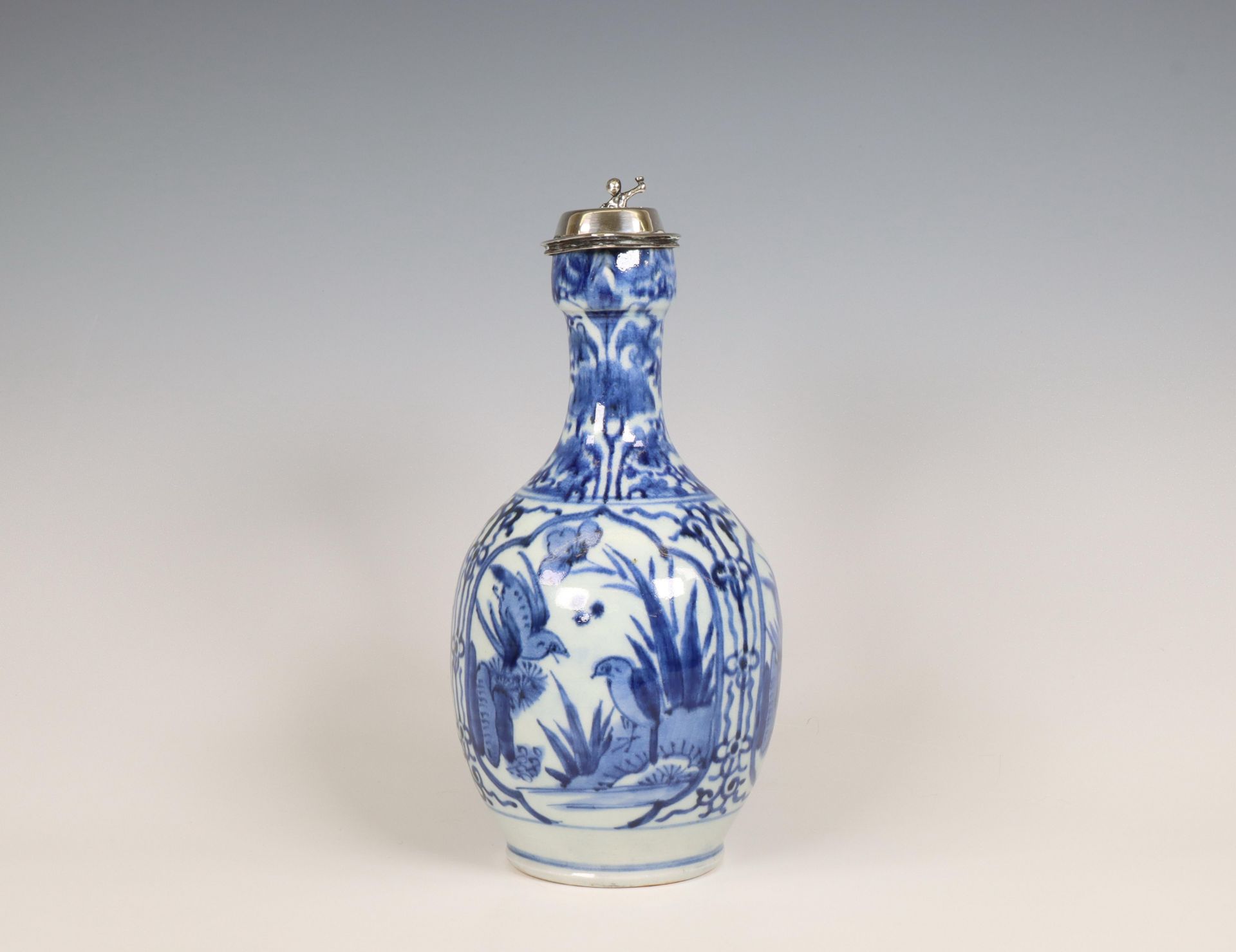 Japan, silver-mounted blue and white Arita porcelain jug, mid-17th century, the silver later, - Bild 3 aus 5