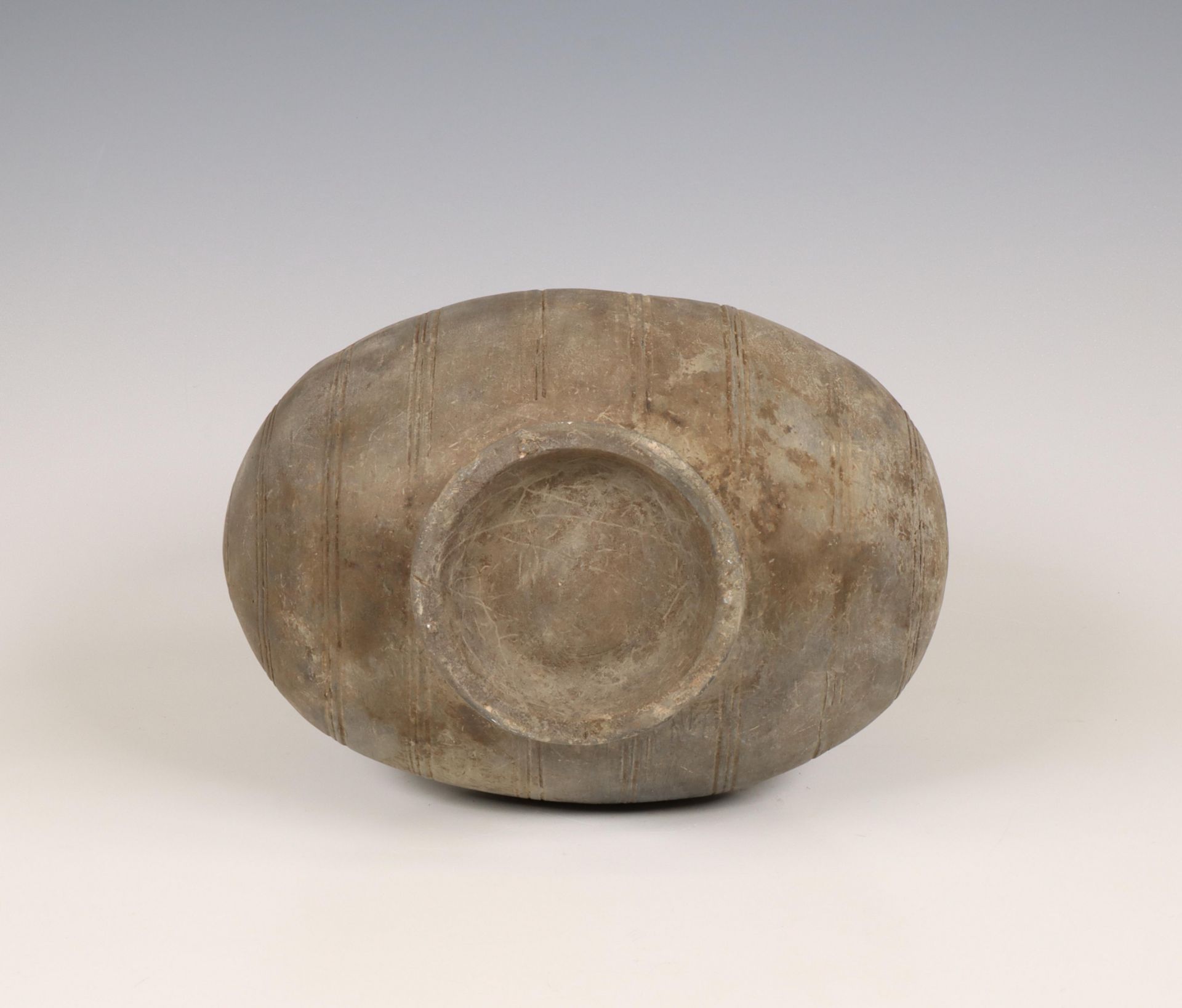 China, grey earthenware cocoon vase, Han dynasty (206 BC-220 AD), - Image 5 of 6