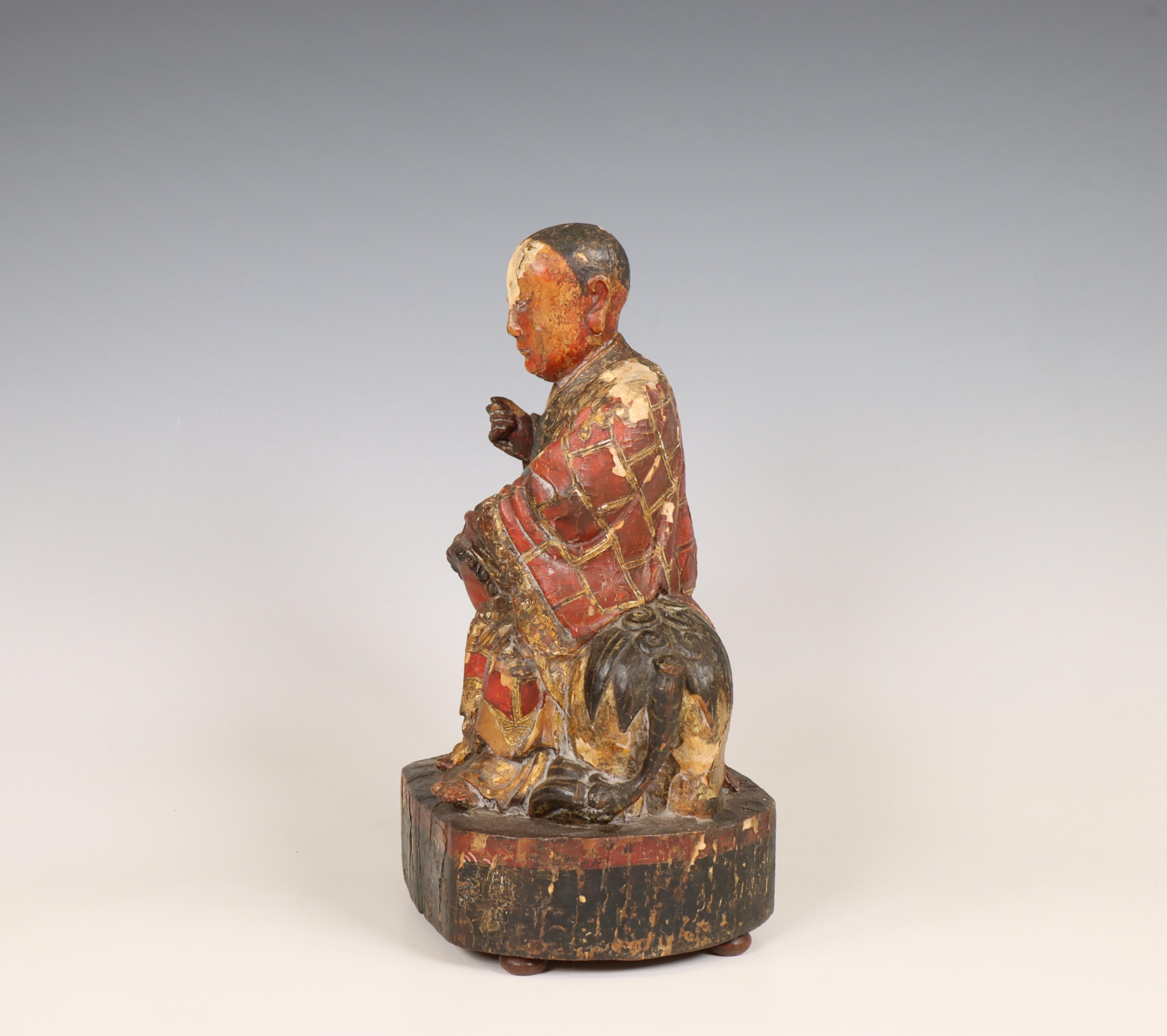 China, lacquered wood figure of a dignitary seated on a lion, 18th/ 19th century, - Image 3 of 6