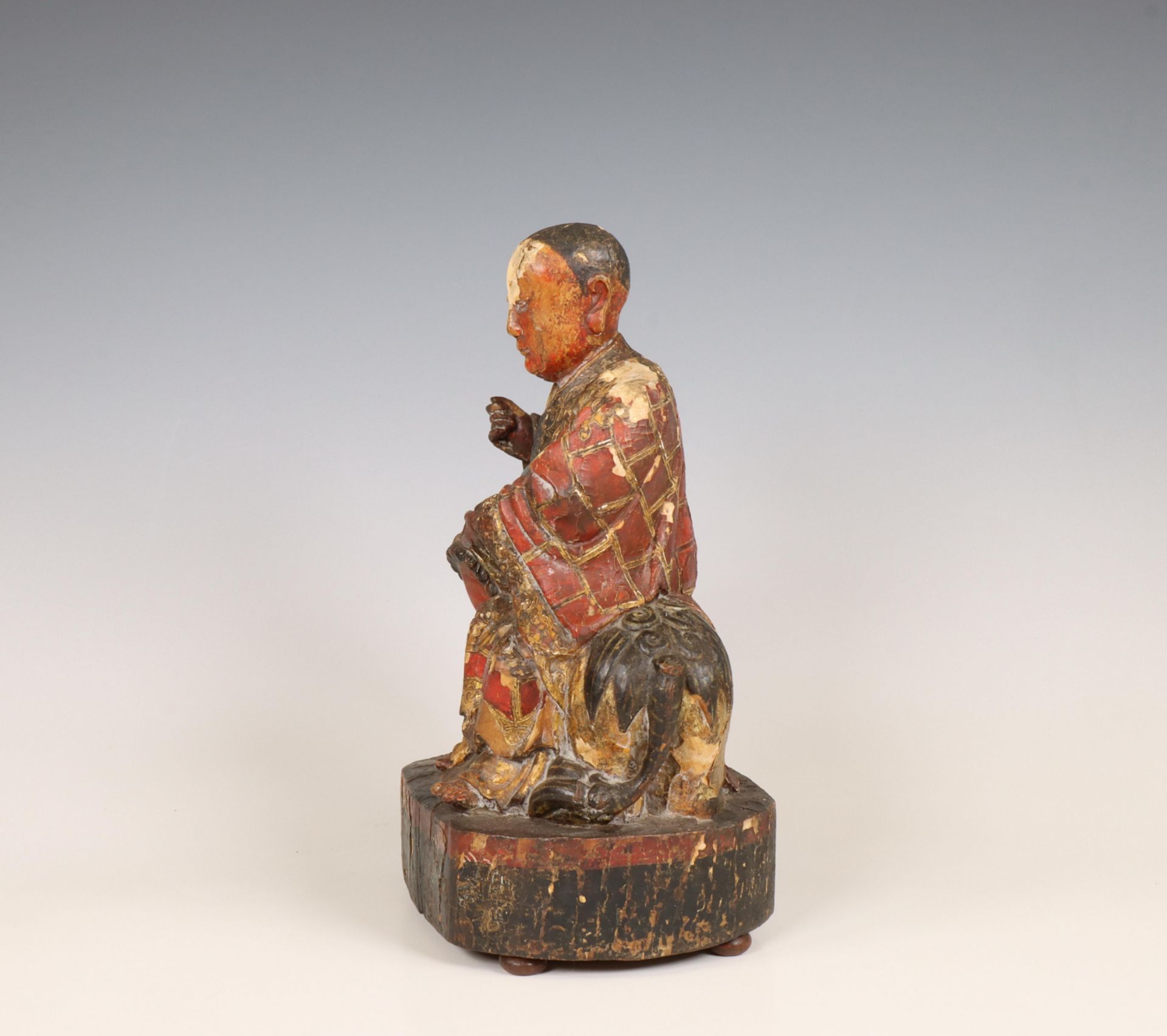 China, lacquered wood figure of a dignitary seated on a lion, 18th/ 19th century, - Bild 3 aus 6