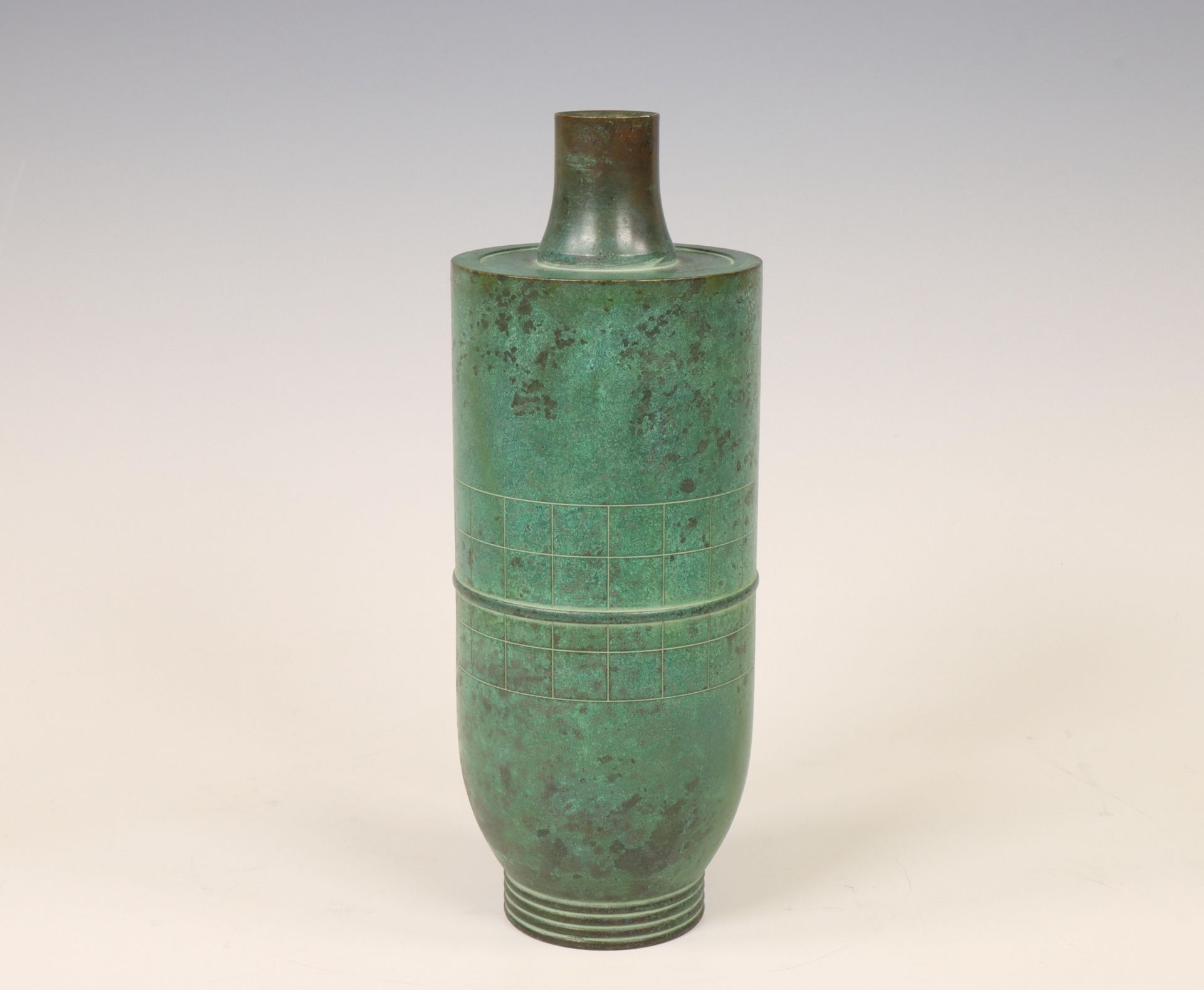 Japan, green patinated bronze vase, signed Hasuda Shugoro (1915-2010), - Bild 3 aus 3
