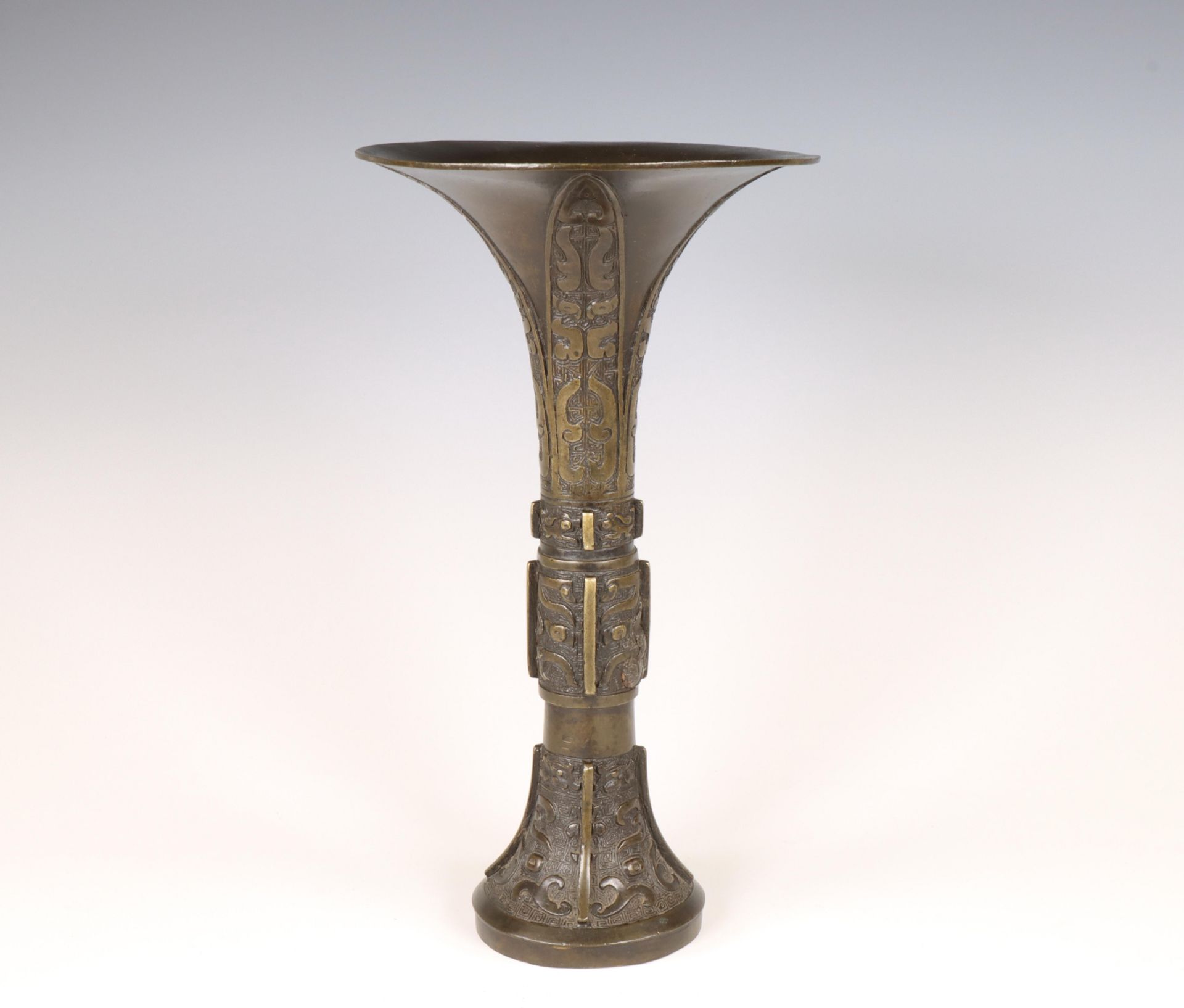 China, an archaistic bronze vase, gu, Ming dynasty, 17th century, - Bild 2 aus 6