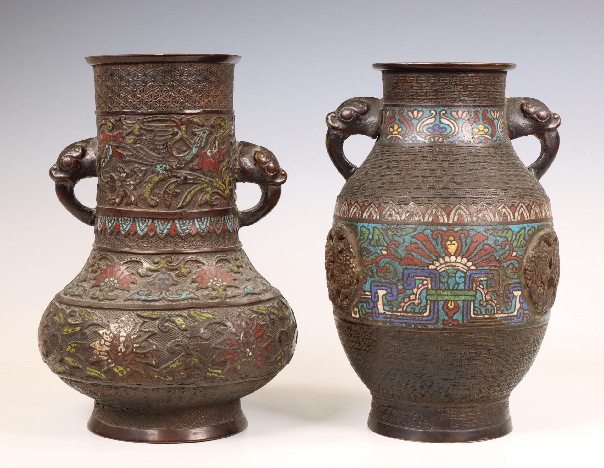 China, two cloisonné bronze vases, ca. 1900, - Bild 2 aus 2