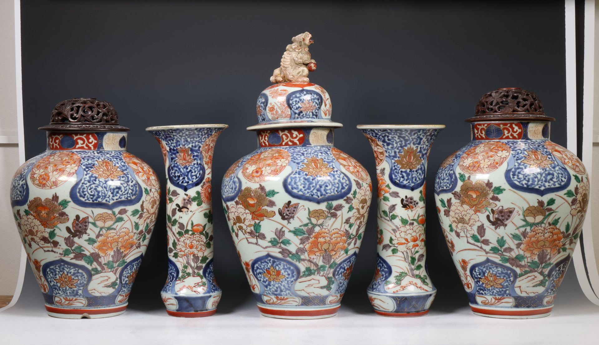 Japan, five-part Imari porcelain garniture, 18th century, - Bild 3 aus 8