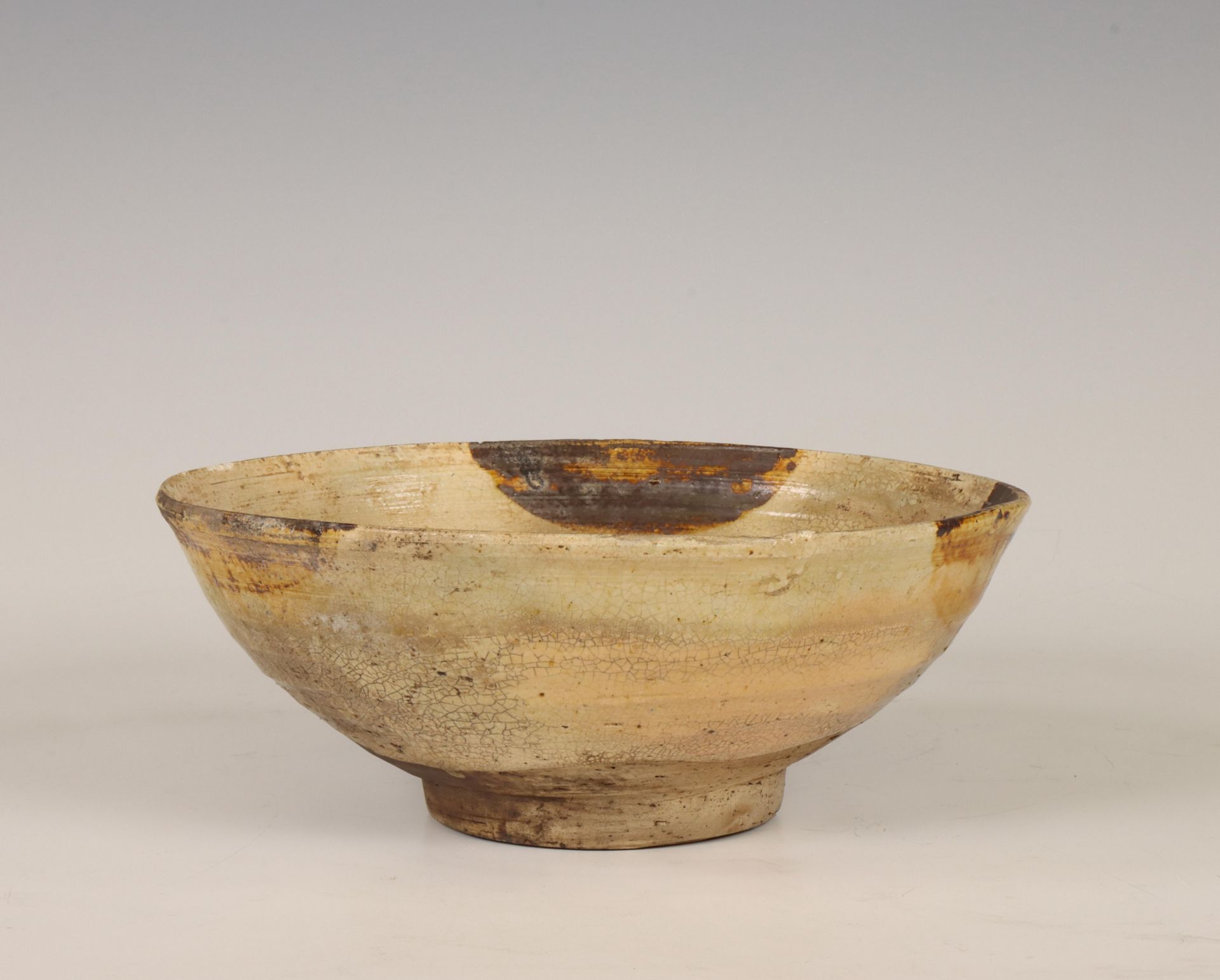 China, a cream-glazed pottery bowl, probably Tang dynasty (618-907), - Bild 4 aus 4