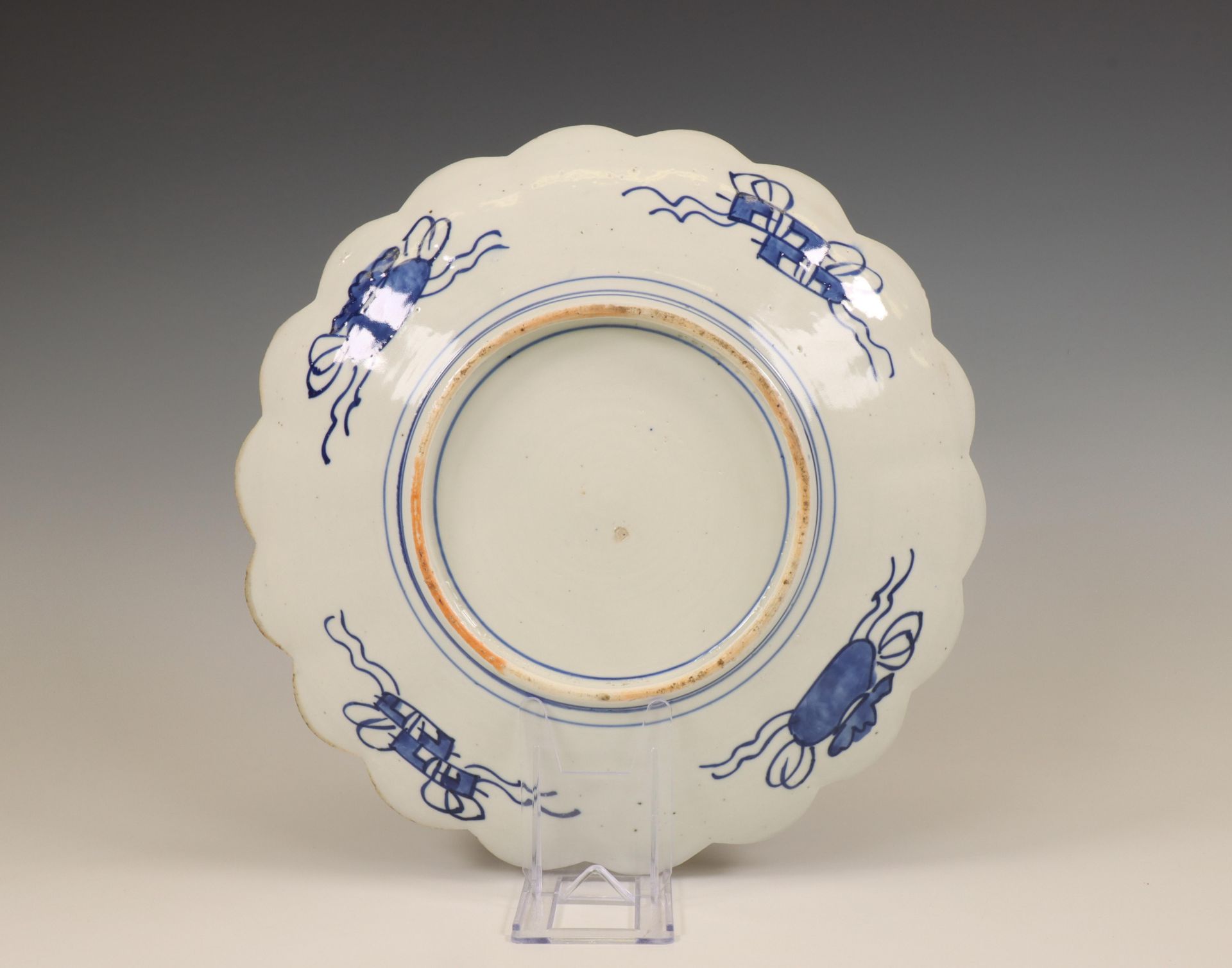 Japan, an Imari porcelain chrysanthemum-shaped dish, Meiji period (1868-1912), - Image 2 of 2