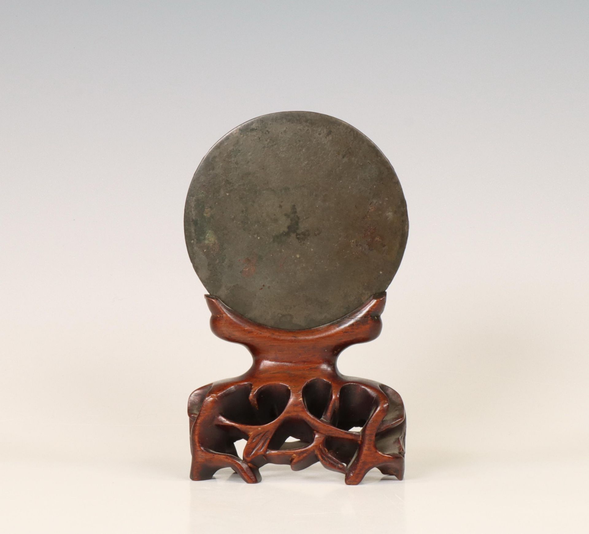 China, a bronze circular mirror, possibly Tang dynasty (618-907), - Bild 2 aus 2