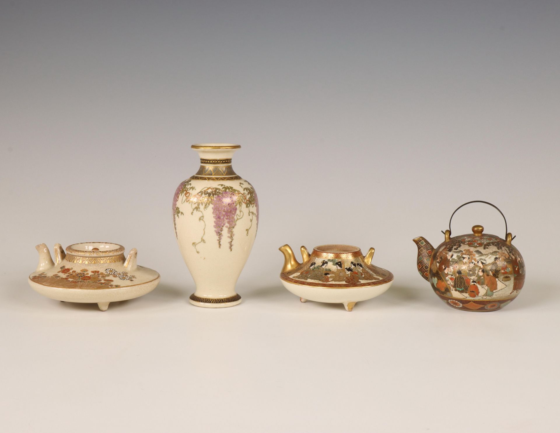 Japan, three Satsuma porcelain teapots and a small vase, 19th century, - Bild 3 aus 3