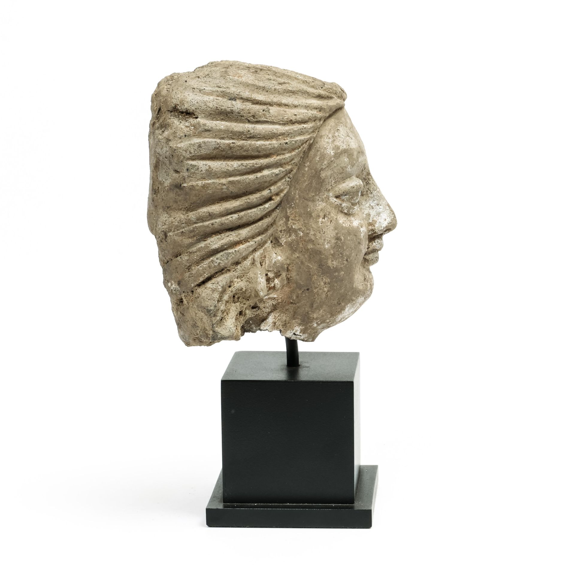 India, Gupta, a stucco fragment of a female head, 4th-6th century - Image 5 of 6