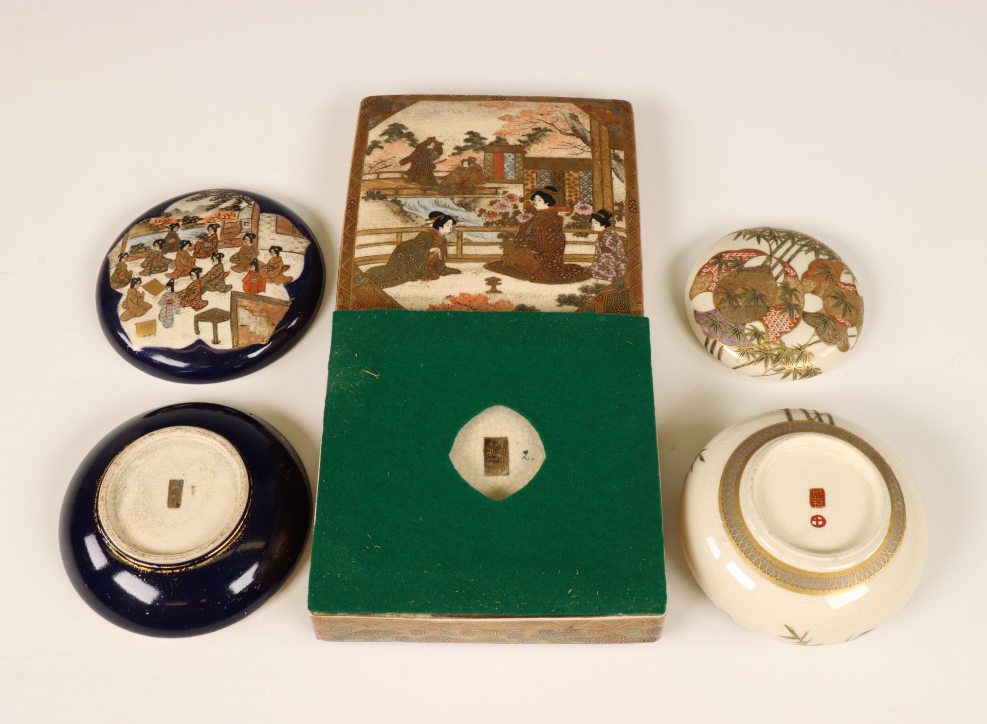 Japan, three various Satsuma porcelain boxes and covers, 19th century, - Bild 2 aus 3