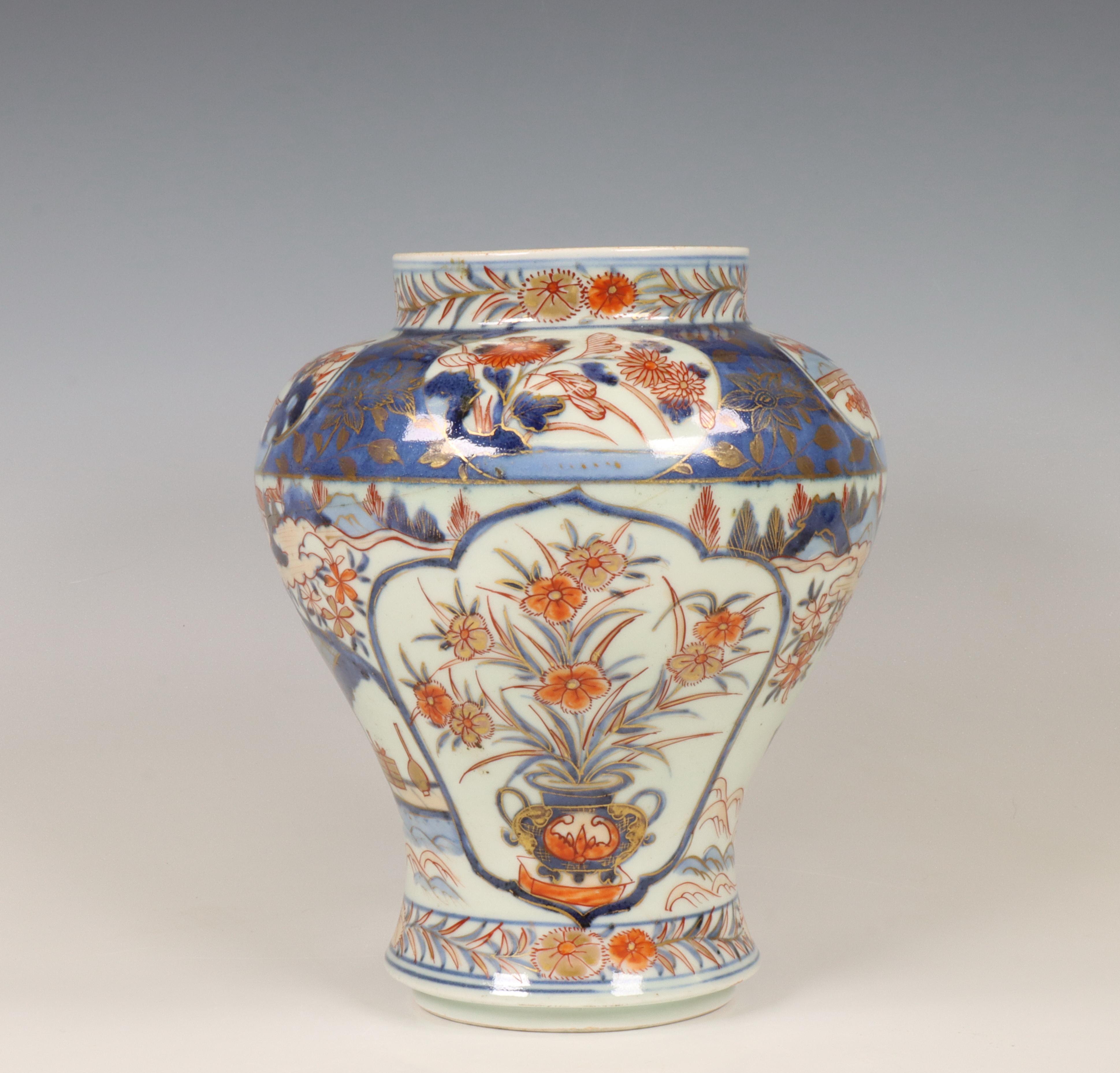 Japan, an Imari porcelain baluster vase, 17th/ 18th century,