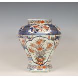 Japan, an Imari porcelain baluster vase, 17th/ 18th century,