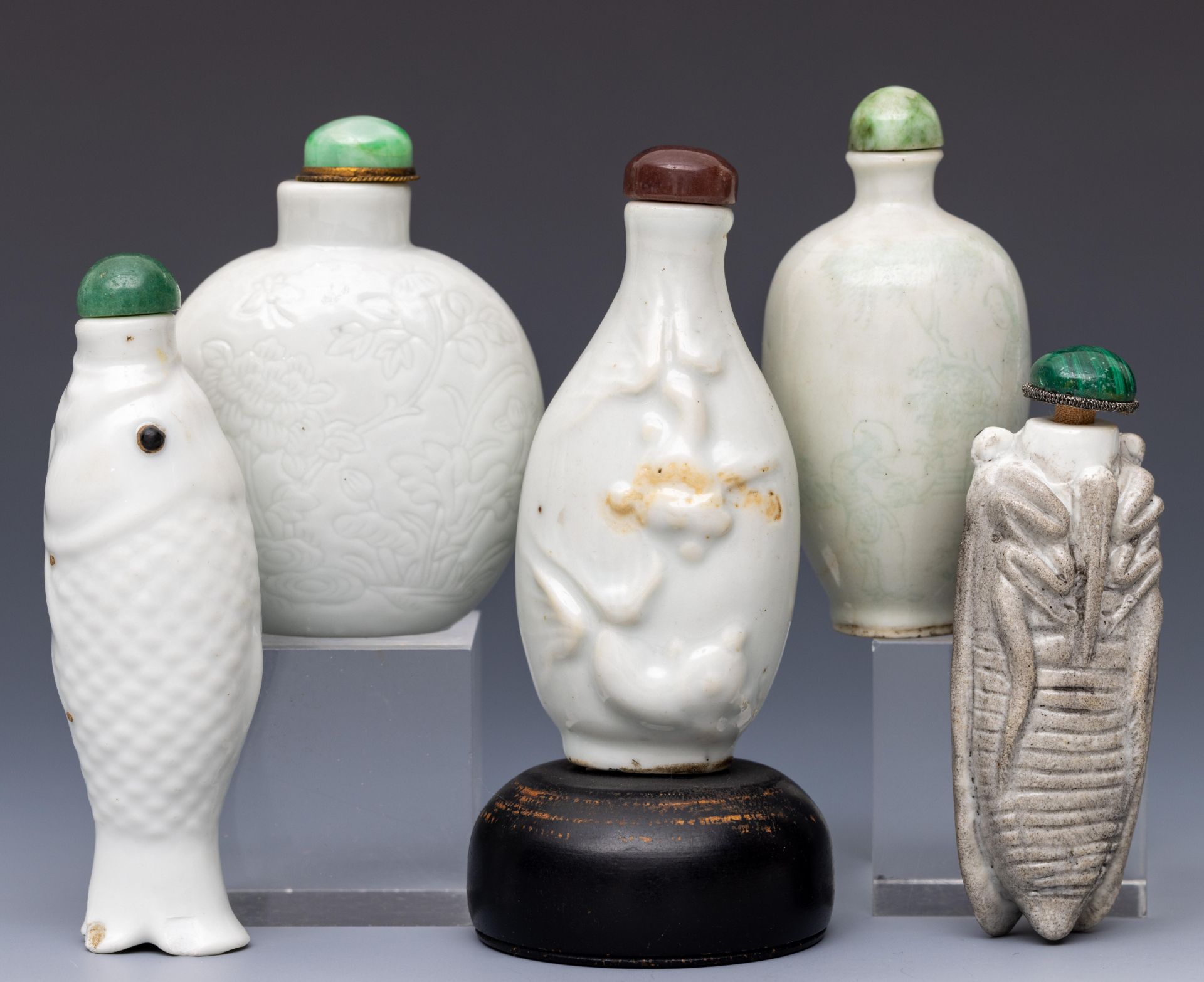 China, five white-glazed ceramic snuff bottles and stoppers, late Qing dynasty (1644-1912), - Bild 2 aus 2