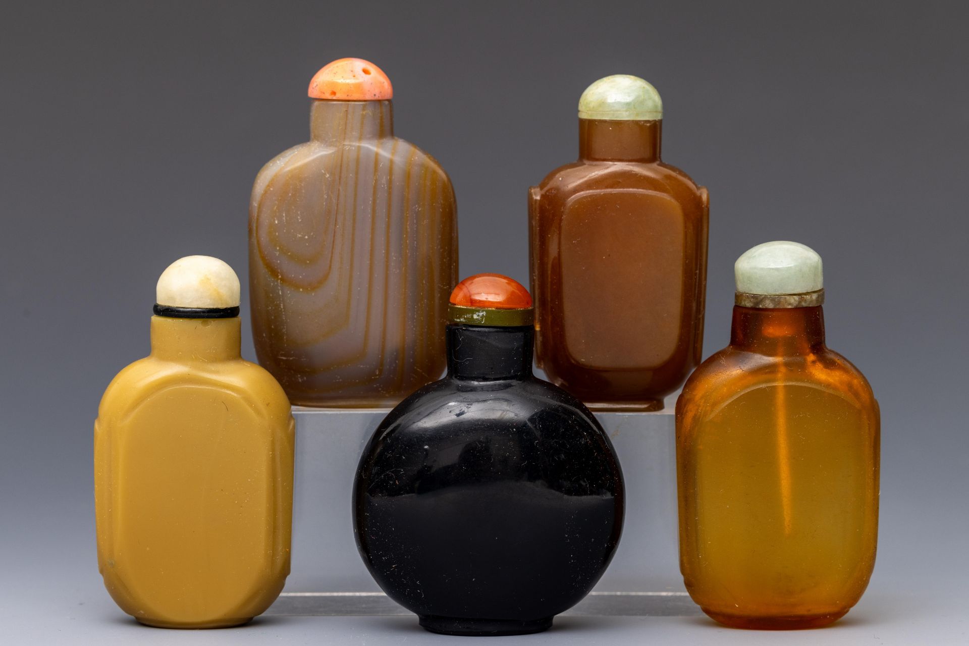 China, five glass snuff bottles and stoppers, late Qing dynasty (1644-1912), - Bild 2 aus 2