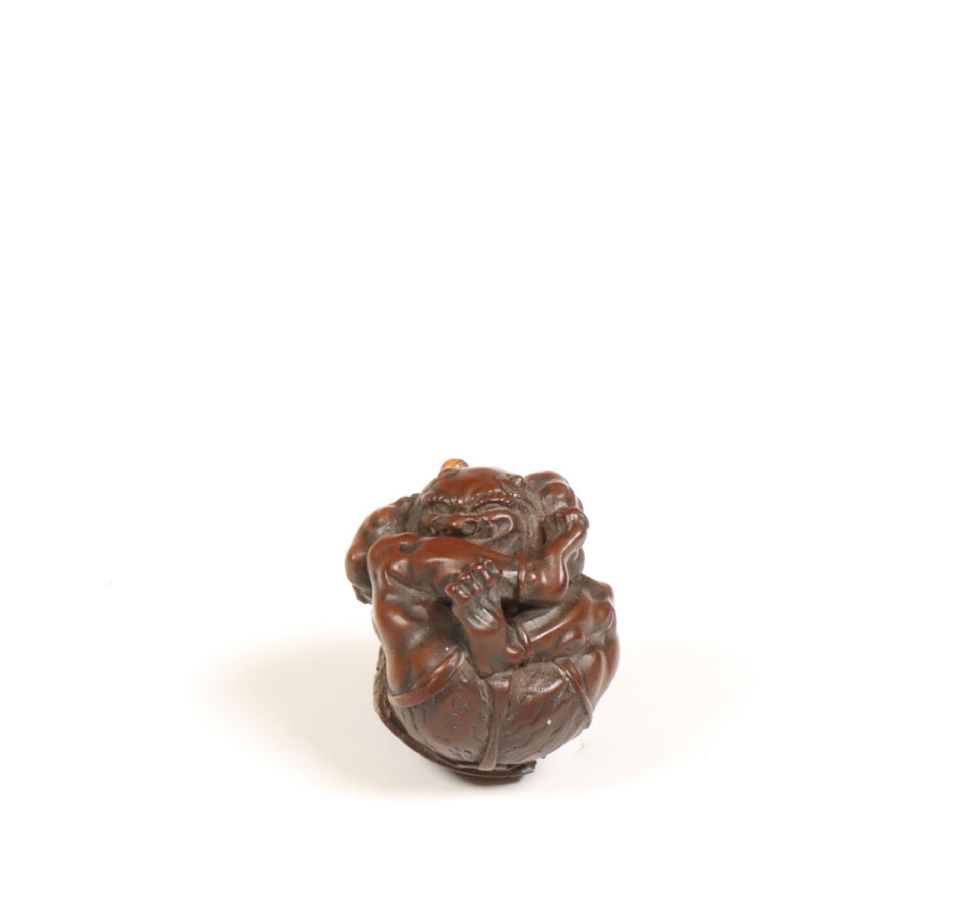 Japan, boxwood netsuke 'oni hiding under hat during Setsubun', Edo period, (1615-1868); - Bild 5 aus 5