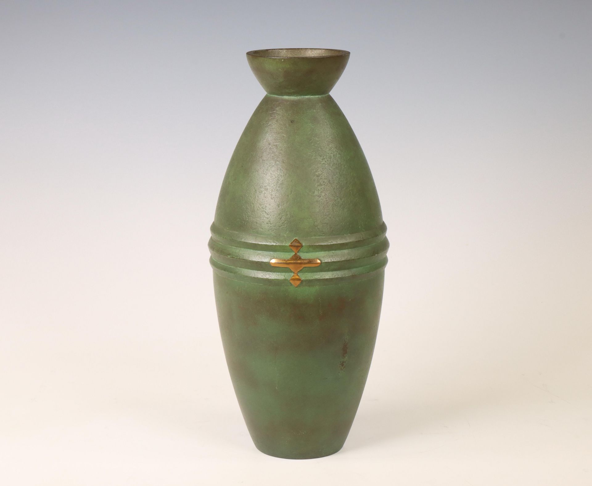 Japan, green patinated bronze Art Deco vase, signed Neya Churoku (1897-1987), Showa period (1926-198 - Bild 3 aus 3