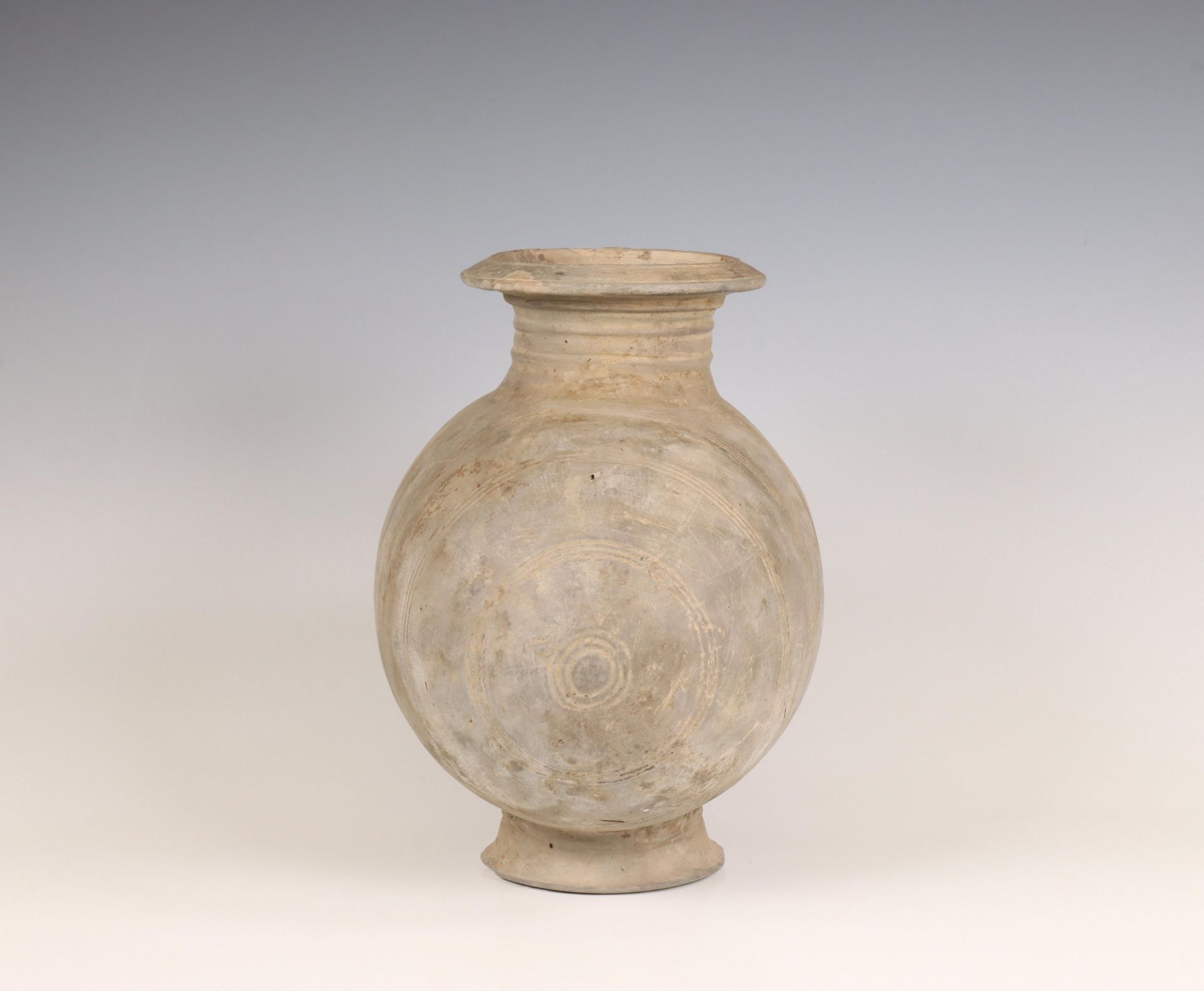 China, grey earthenware cocoon vase, Han dynasty (206 BC-220 AD), - Bild 3 aus 6