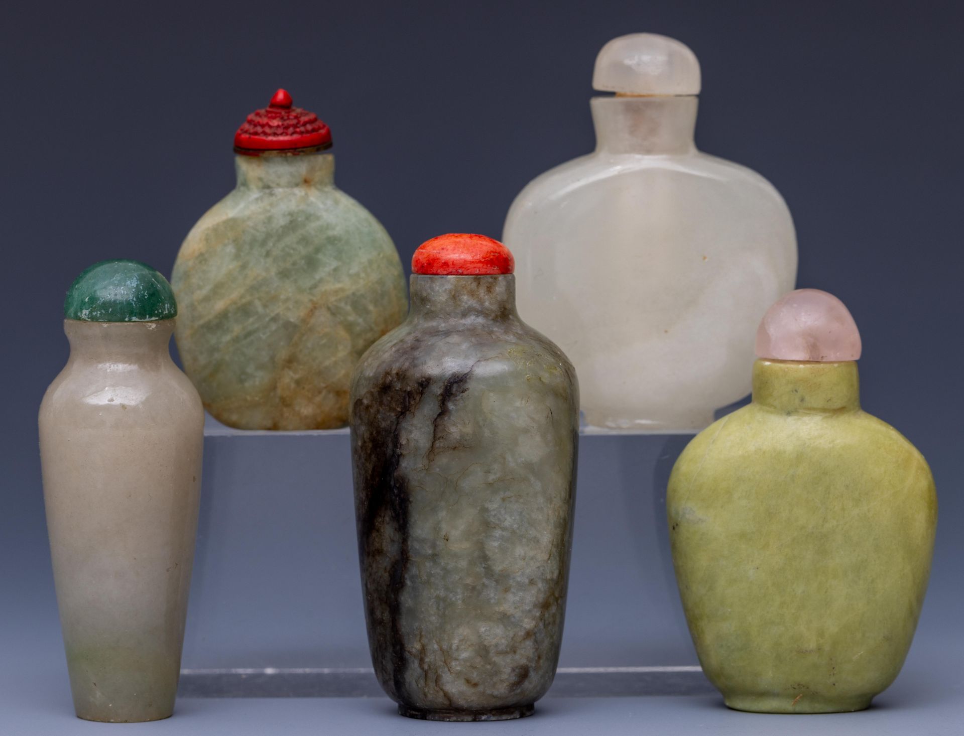 China, five hardstone and soapstone snuff bottles and stoppers, - Bild 2 aus 2