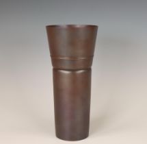 Japan, metal-coloured patinated bronze beaker vase, signed Aida Tomiyasu (1901-1987),