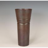 Japan, metal-coloured patinated bronze beaker vase, signed Aida Tomiyasu (1901-1987),