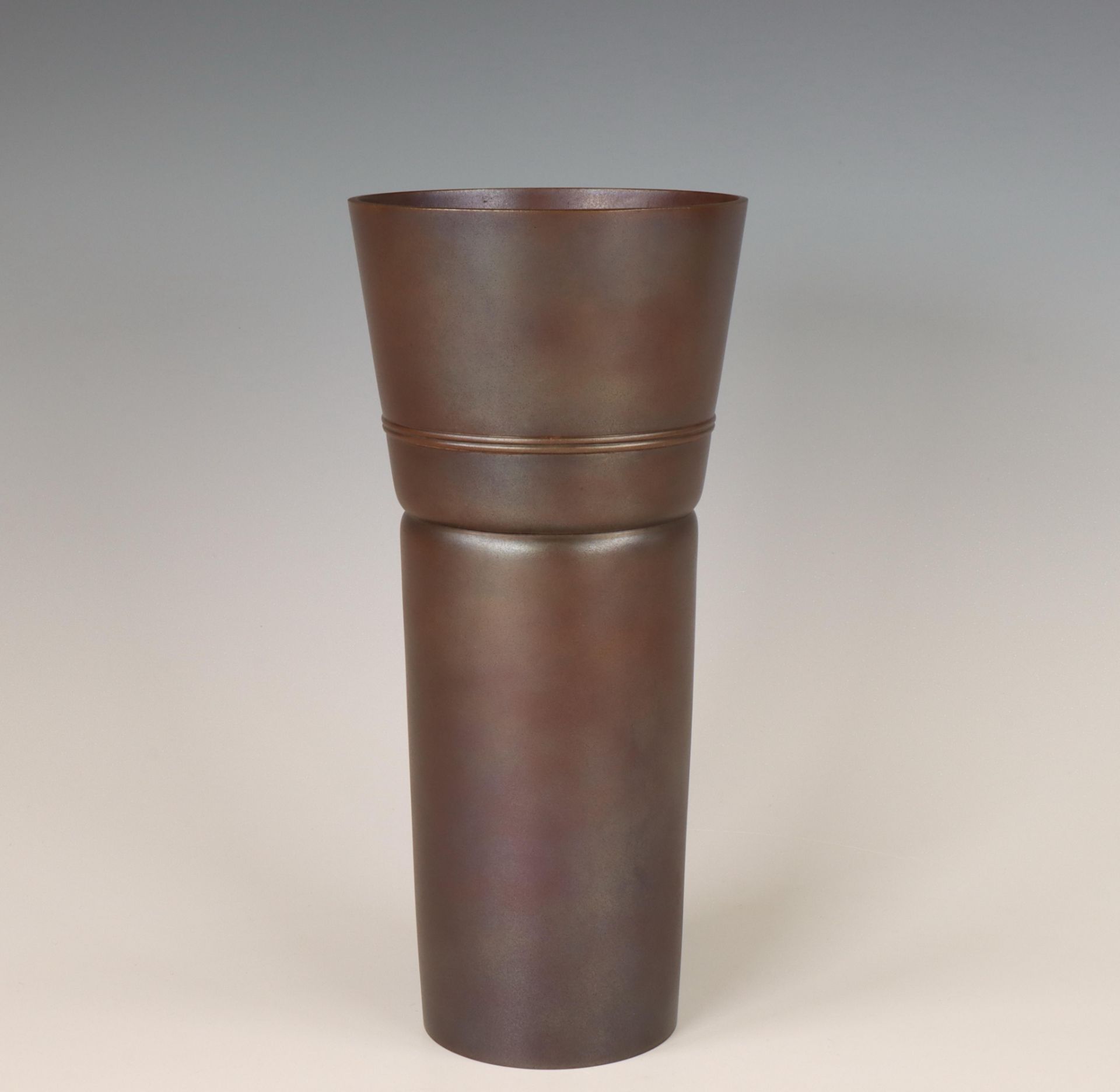 Japan, metal-coloured patinated bronze beaker vase, signed Aida Tomiyasu (1901-1987),