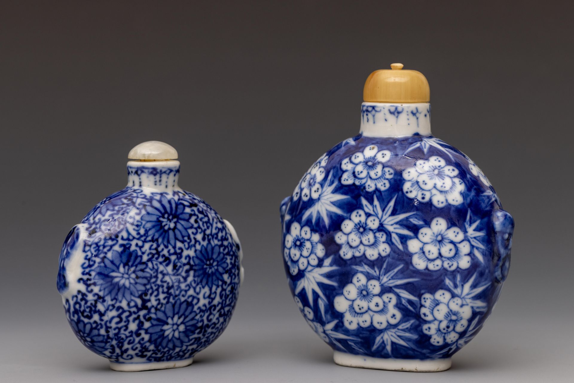 China, two large blue and white porcelain snuff bottles and stoppers, 20th century, - Bild 2 aus 3