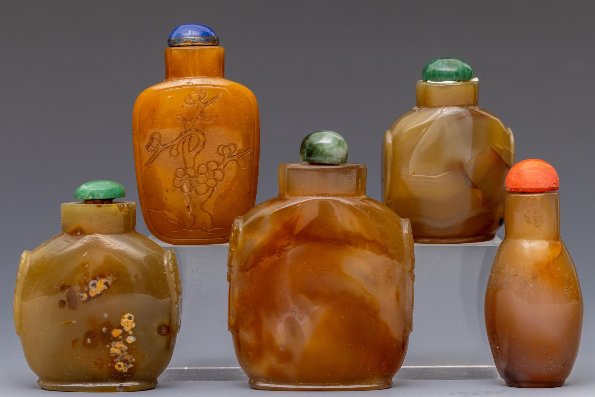 China, five hardstone snuff bottles and covers, - Bild 2 aus 2