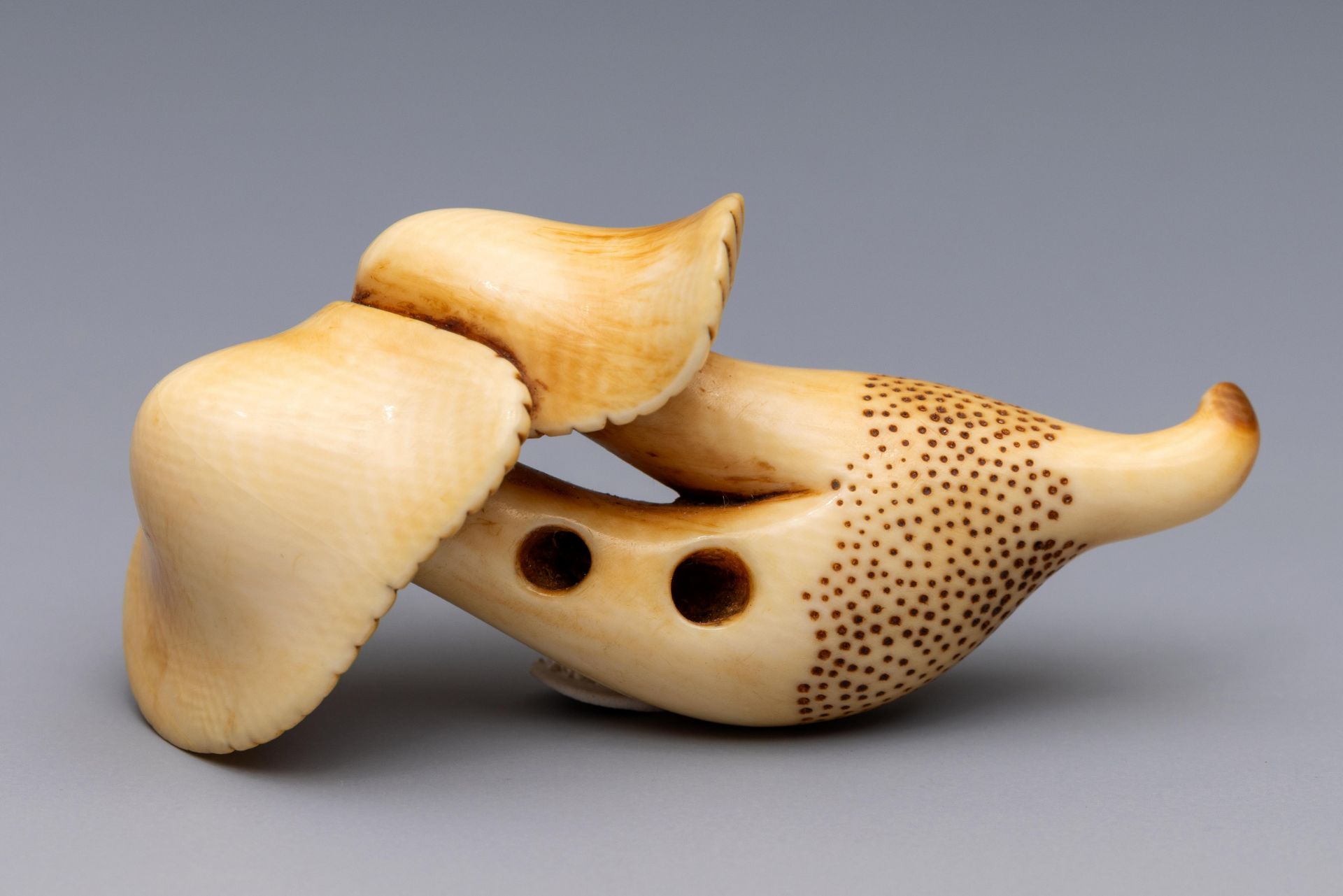 Japan, an ivory netsuke, Edo period (1603-1868), 19th century, - Bild 2 aus 2