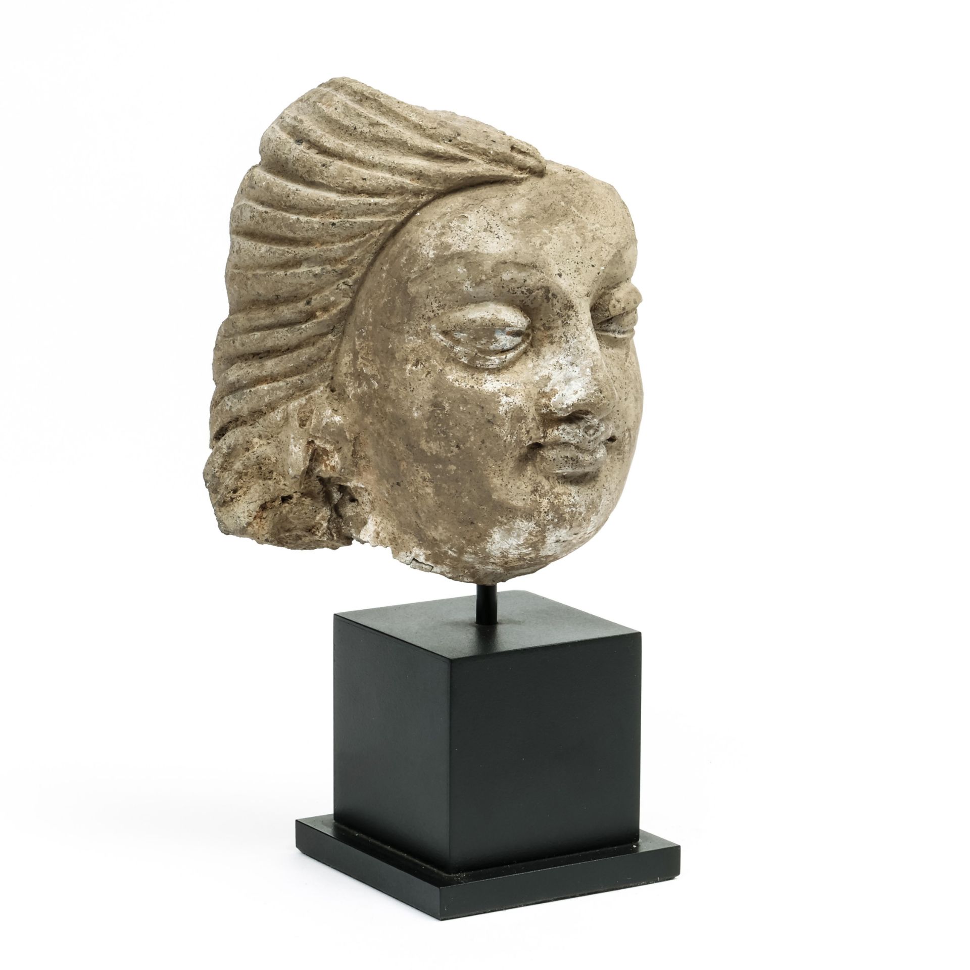 India, Gupta, a stucco fragment of a female head, 4th-6th century - Image 6 of 6