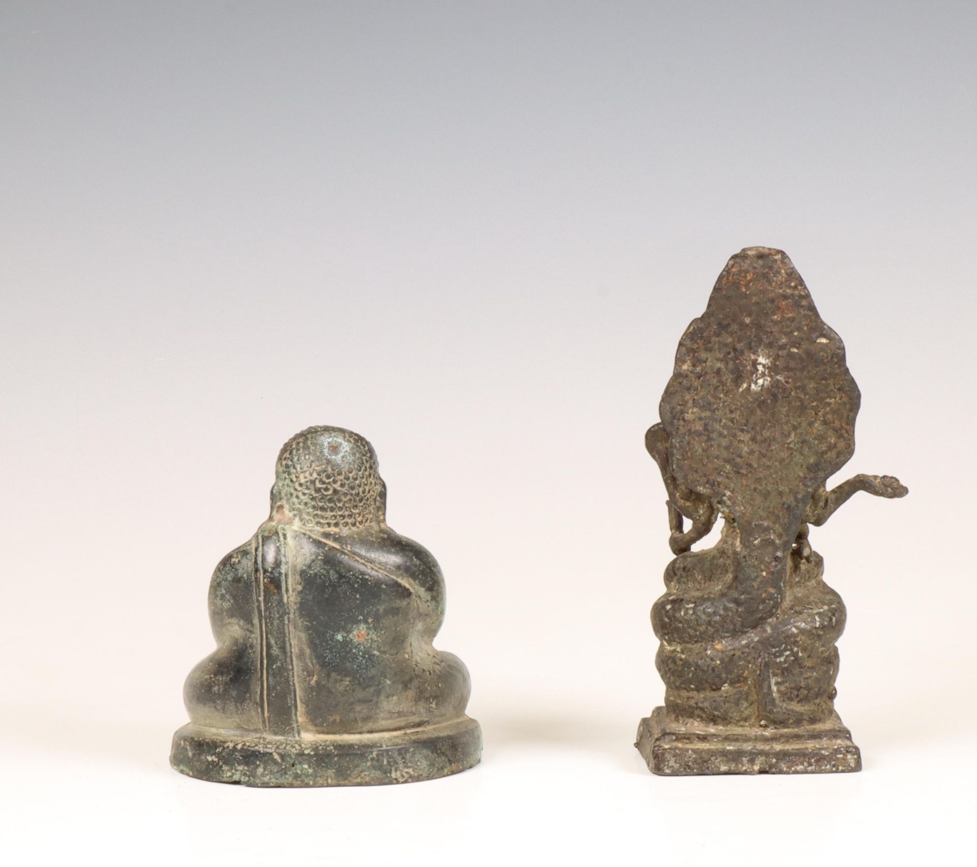 Thailand, a bronze scultpure of a seated Sangkachai Buddha, ca. 19th century and a Buddha Muchalinda - Bild 2 aus 5