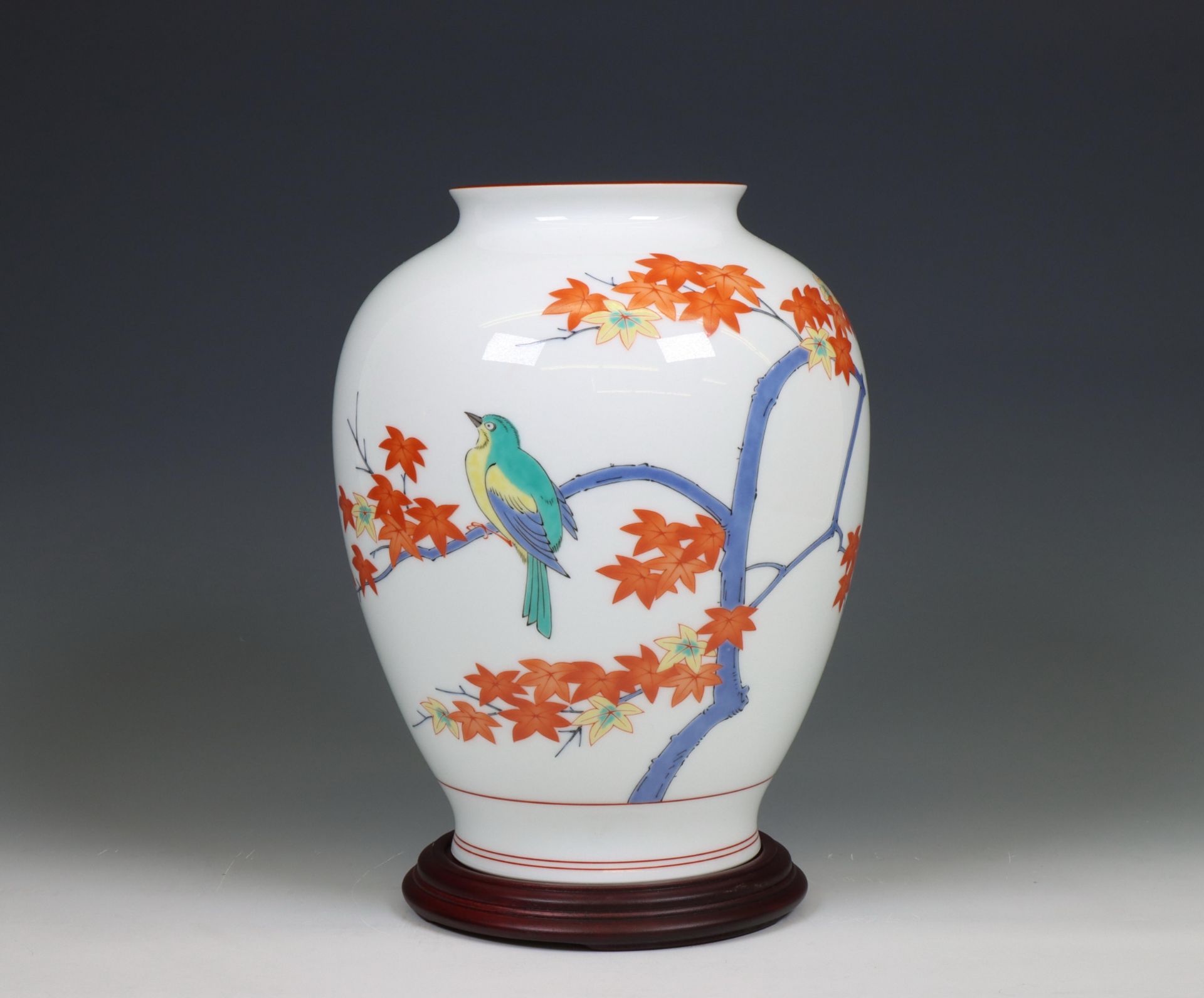 Japan, a fine porcelain vase by Sakaida Kakiemon XIII, ca. 1980,