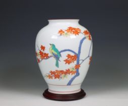 Japan, a fine porcelain vase by Sakaida Kakiemon XIII, ca. 1980,