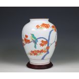 Japan, a fine porcelain vase by Sakaida Kakiemon XIII, ca. 1980,