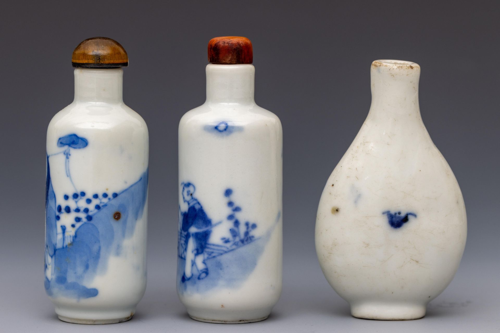 China, three blue and white porcelain figural snuff bottles and two stoppers, 19th-20th century, - Bild 2 aus 2