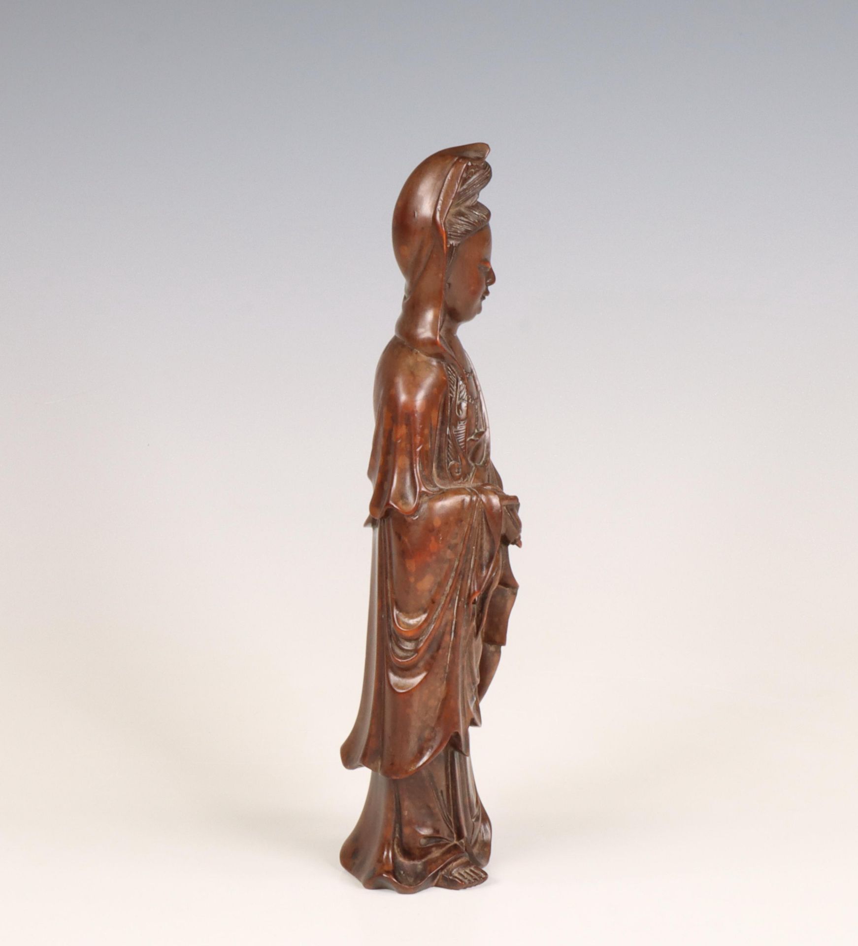 China, a wood figure of Guanyin, 19th century, - Bild 5 aus 5