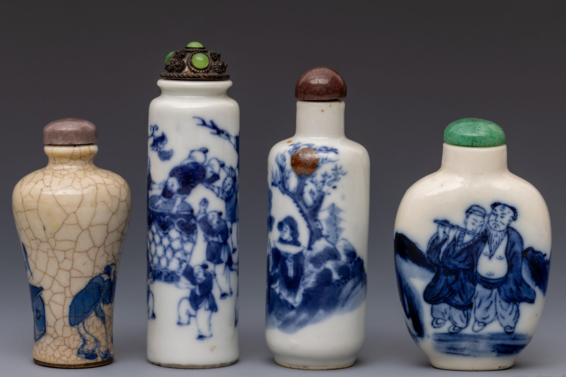 China, four blue and white porcelain figural snuff bottles and stoppers, 19th-20th century, - Bild 2 aus 3