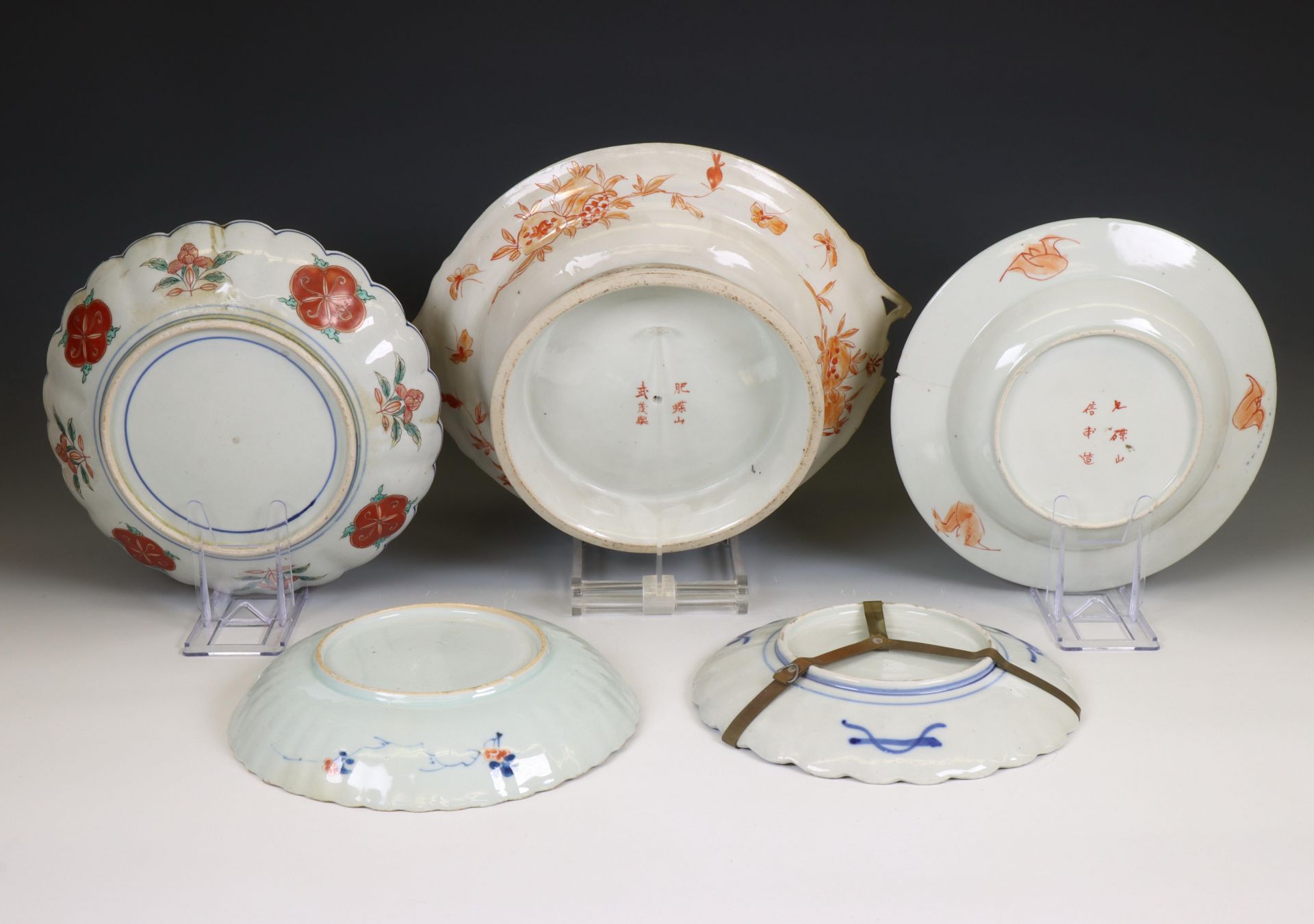 Japan, a collection of Imari porcelain plates and a tazza, 19th century, - Bild 2 aus 2