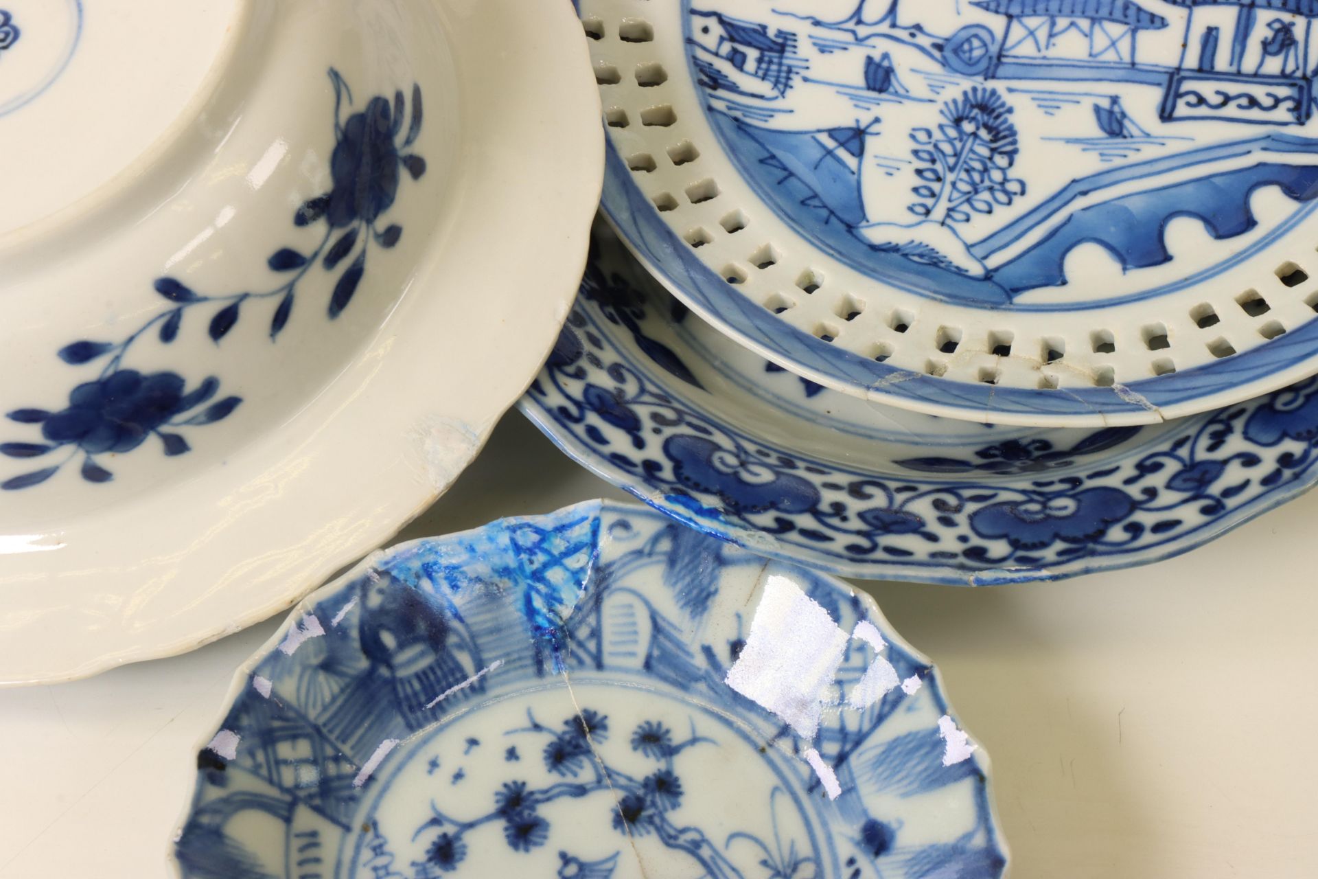Japan and China, a collection of blue and white porcelain dishes, 17th-18th century, - Bild 2 aus 4