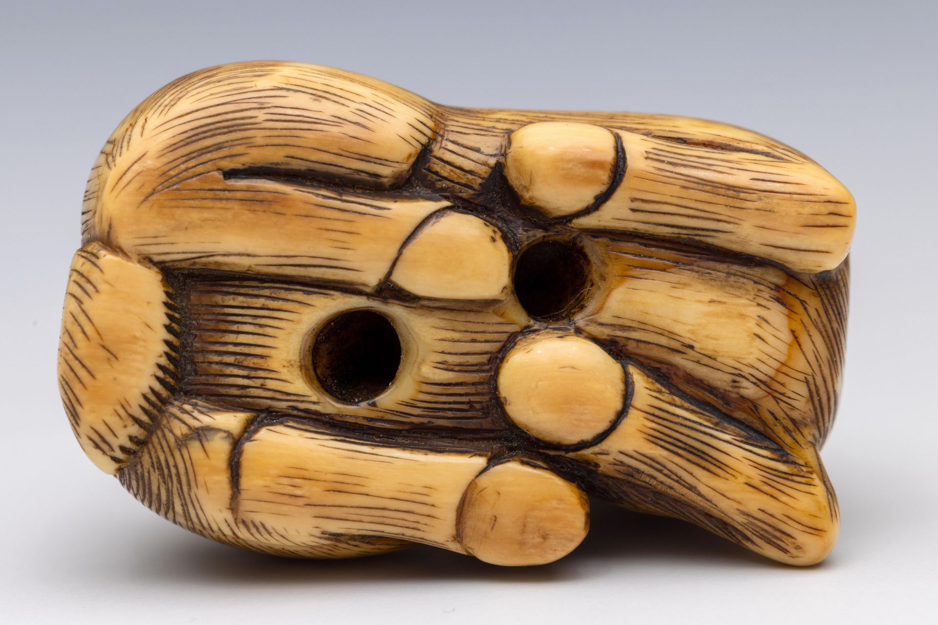 Japan, an ivory netsuke, Edo period (1603-1868), late 18th/ 19th century, - Bild 2 aus 3