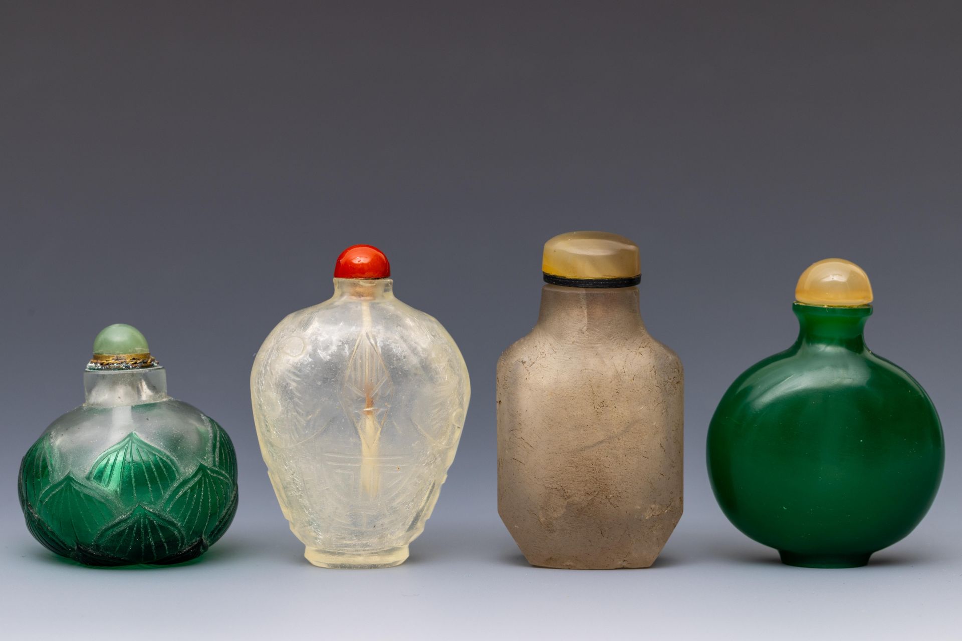 China, four green and translucent glass snuff bottles and stoppers, late Qing dynasty (1644-1912), - Bild 2 aus 3