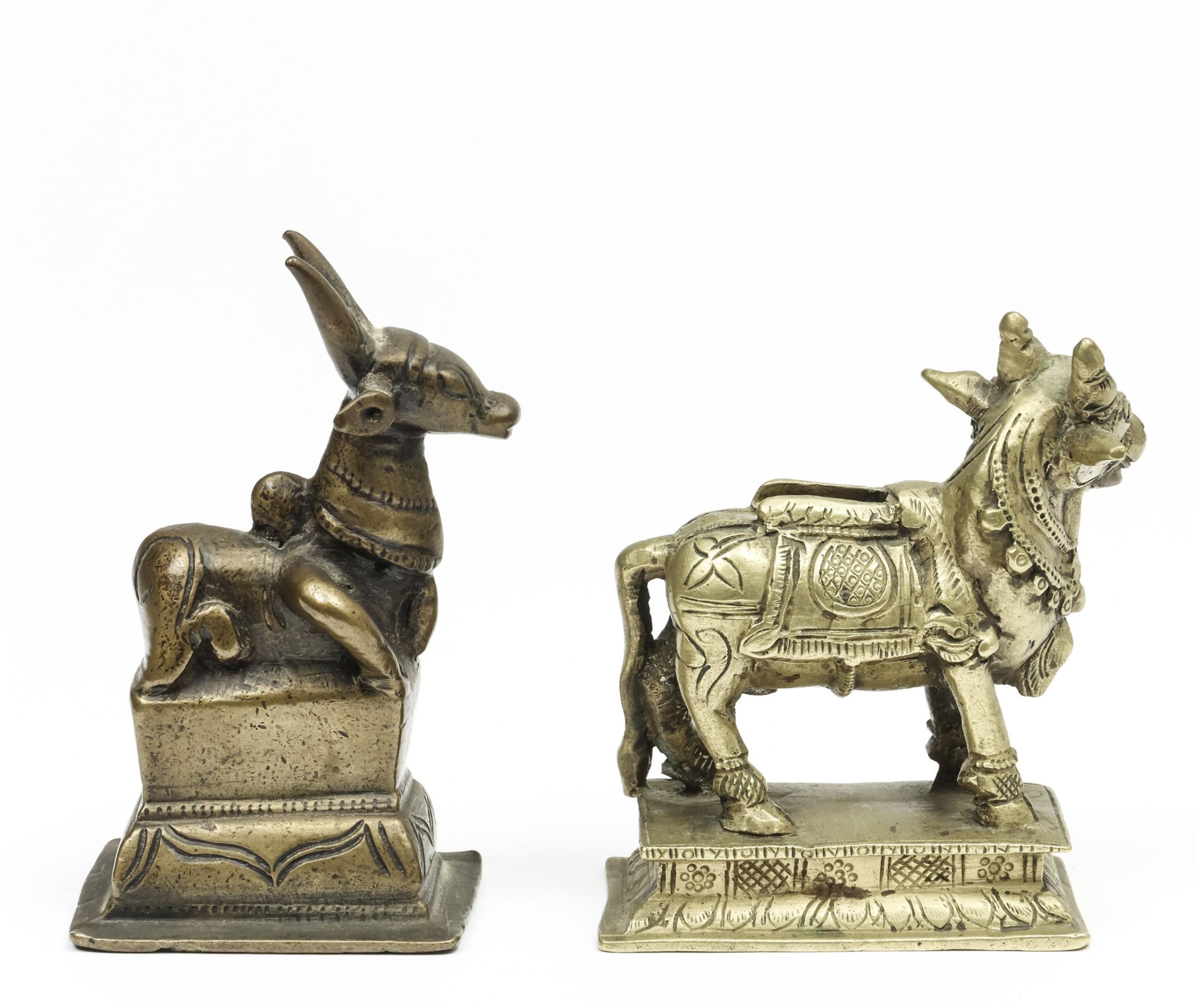 Noord-India, two bronze Nandi figures, 19th century; - Bild 2 aus 4