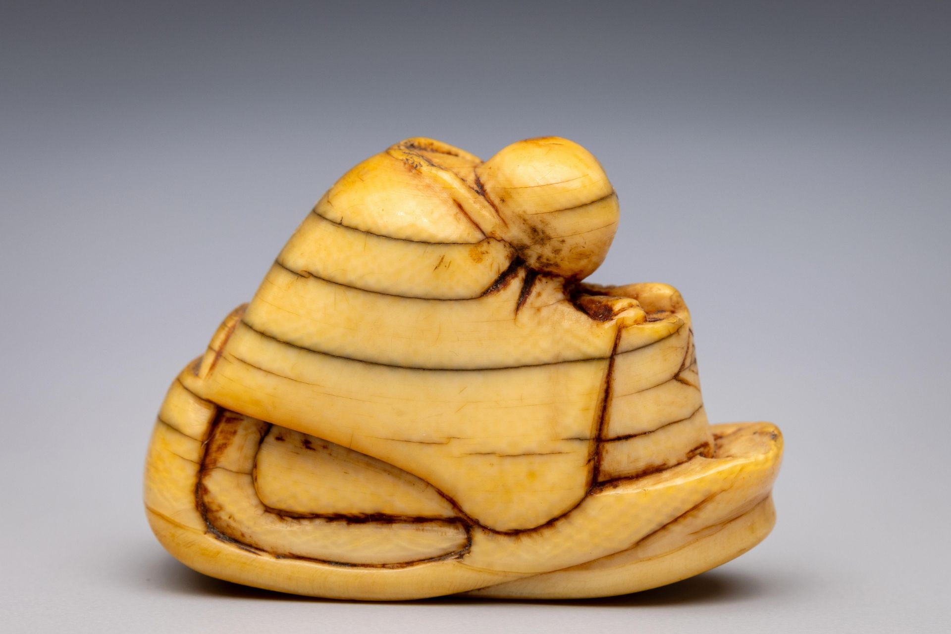 Japan, an ivory netsuke, Edo period (1603-1868), late 18th/ 19th century, - Bild 2 aus 3