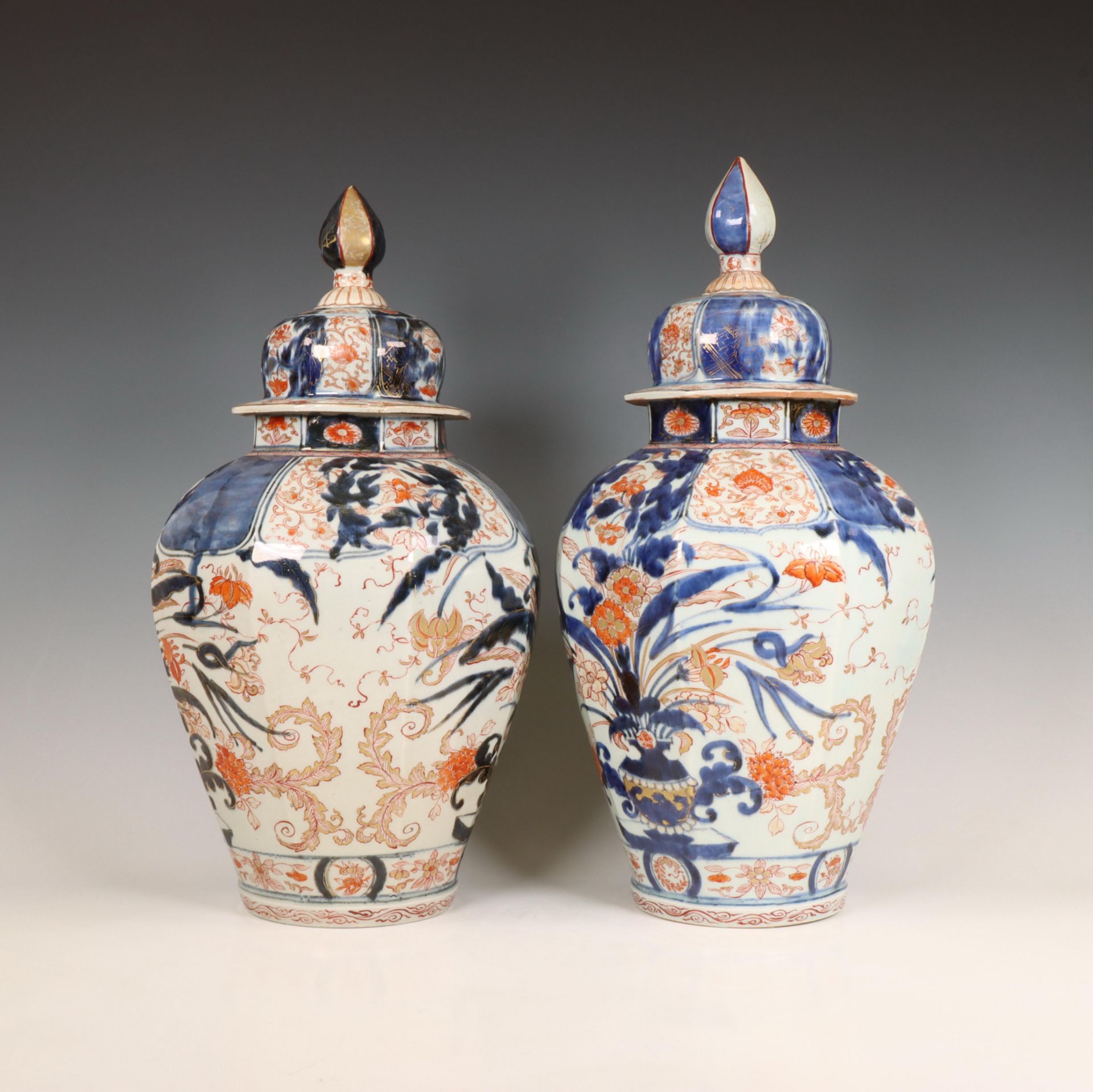 Japan, a pair of octagonal Imari porcelain baluster jars and covers, 17th-18th century, - Bild 4 aus 6