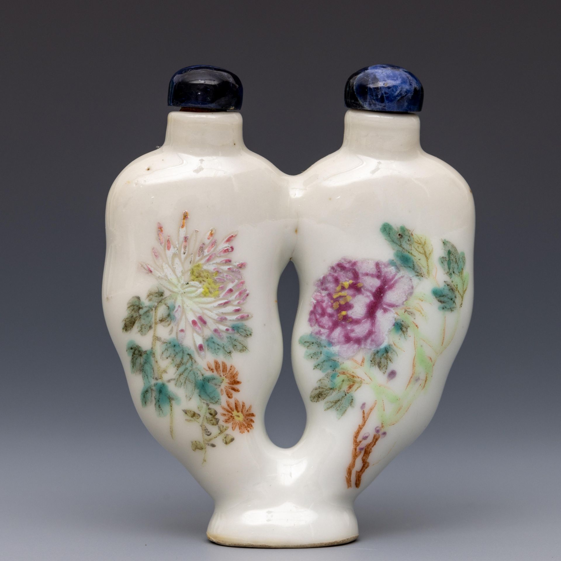 China, a famille rose porcelain 'double' snuff bottle and stoppers, late Qing dynasty (1644-1912), - Bild 2 aus 2
