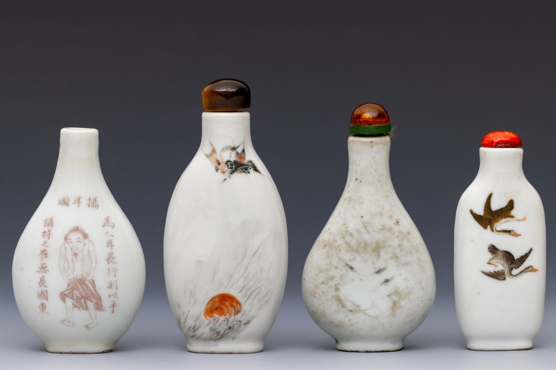 China, four polychrome decorated porcelain 'fauna' snuff bottles and three stoppers, late Qing dynas - Bild 3 aus 3