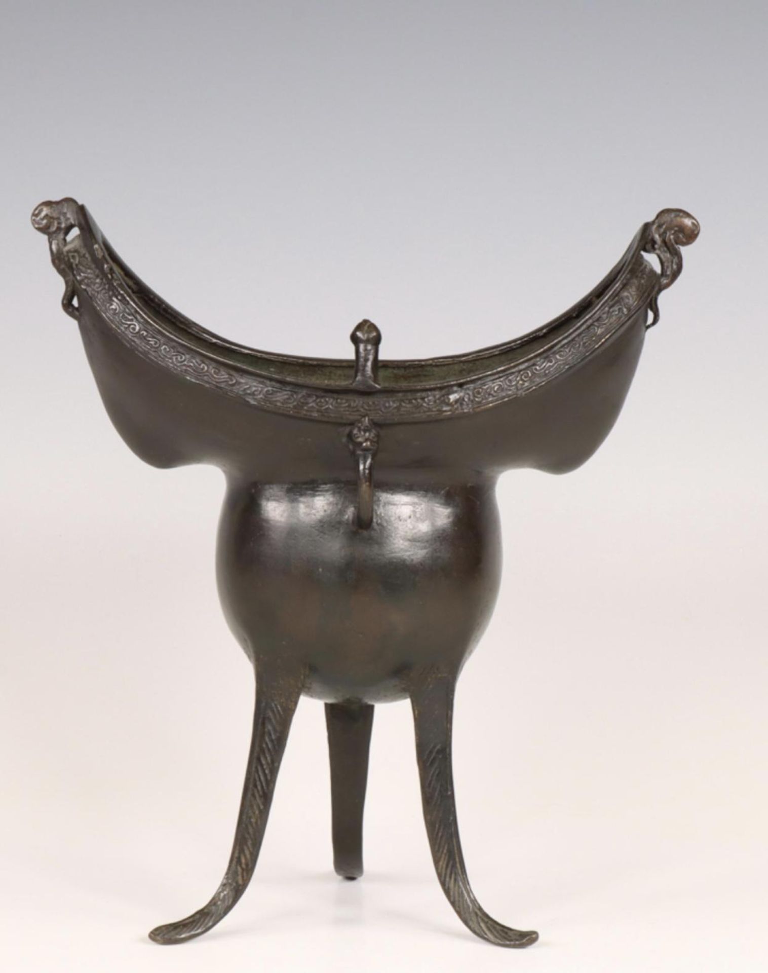 China, a bronze tripod ritual wine vessel, yue, Yuan or early Ming dynasty, 14th/ 15th century, - Bild 3 aus 5