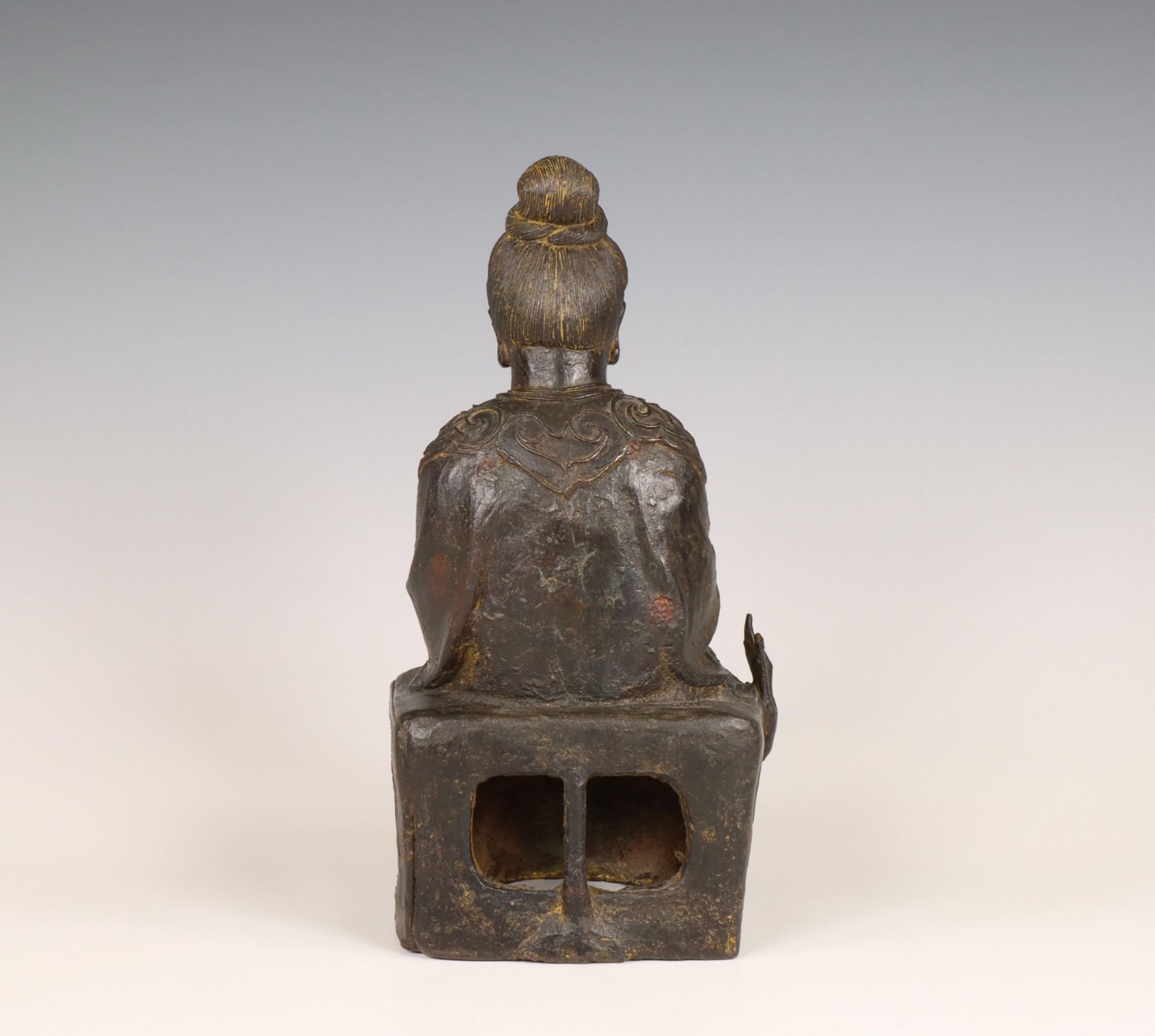 China, a bronze figure of a seated lady, Yuan-Ming dynasty, ca. 14th century, - Bild 5 aus 8