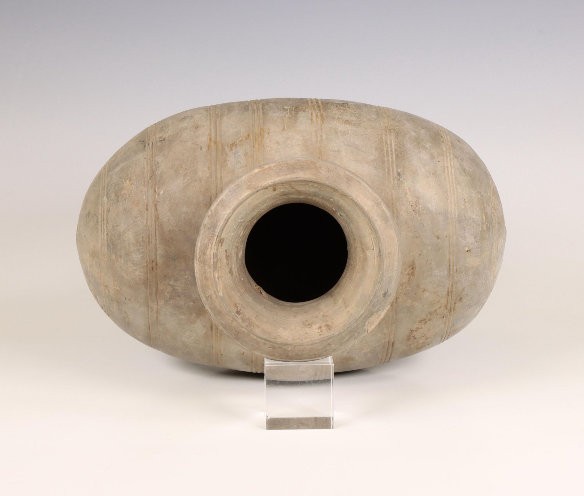 China, grey earthenware cocoon vase, Han dynasty (206 BC-220 AD), - Image 4 of 6